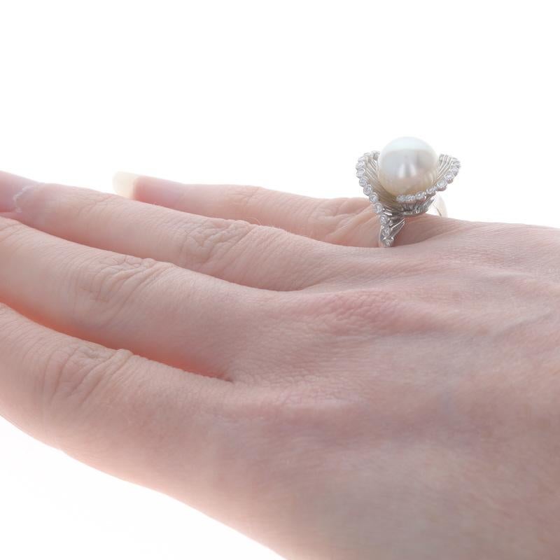 Donna Anello bypass con perle Akoya e diamanti in oro bianco - 14k 0.32ctw Wave Swirl in vendita