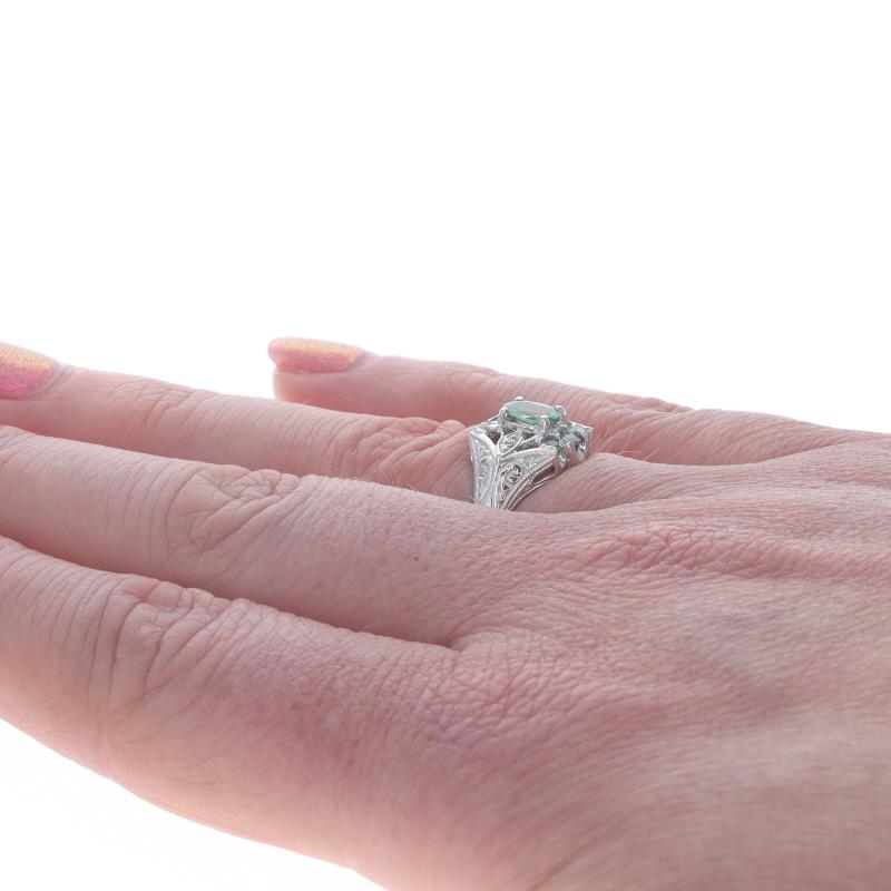 Anello cocktail con alessandrite e diamanti in oro bianco - 14k Oval .70ctw In condizioni ottime in vendita a Greensboro, NC