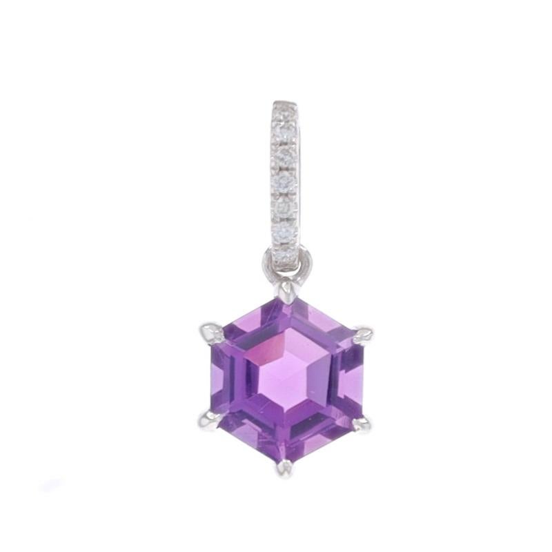 Metall Inhalt: 14k Weißgold

Informationen zu Stein
Natürlicher Amethyst
Karat(e): 1,10ct
Schnitt: Sechseck
Farbe: Lila

Natürliche Diamanten
Karat(e): .02ctw
Schliff: Runder Brillant
Farbe: G
Reinheit: VS2 - SI1

Karat gesamt: 1.12ctw

Thema: