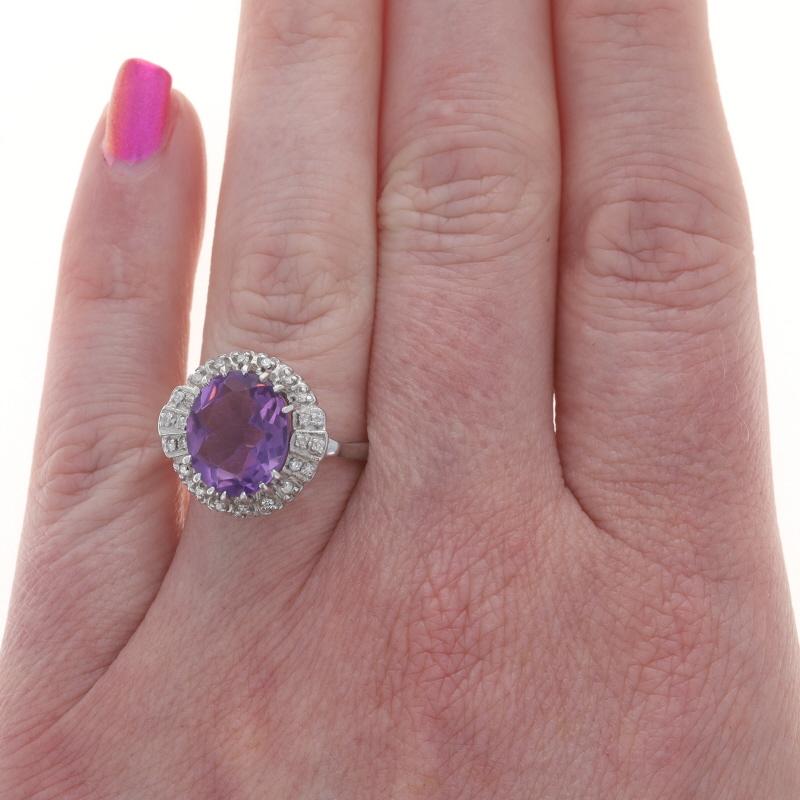 Dimensione: 9
Costo della taglia: Up 2 taglie per $60 o Down 2 taglie per $40

Epoca: Vintage

Contenuto del metallo: Oro bianco 14k

Informazioni su A. Stone

Ametista naturale
Carati: 4,50ct
Taglio: Ovale
A. Stone Nota: abrasioni minori

Diamanti