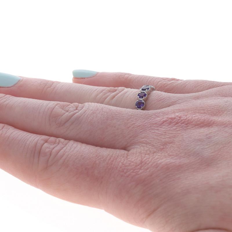 Anello a sette pietre con ametista a forma di quatrefoil in oro bianco - 14k Round .70ctw Ring In condizioni Nuovo in vendita a Greensboro, NC