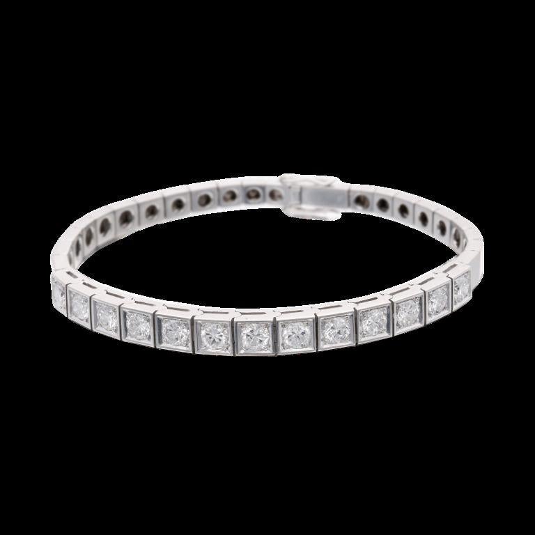 Featuring 13 round brilliant cut diamonds. 
- Diamonds weighing a total of approximately 2.60 carats 
- 18 karat white gold 
- Length 6 1/2 inches
 - Total weight 16.81 grams