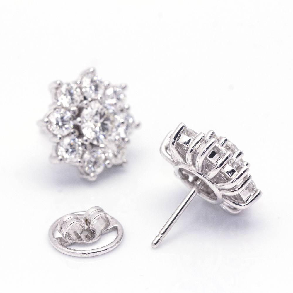 White Gold and Diamond Cluster Earrings In New Condition For Sale In Barcelona, CT