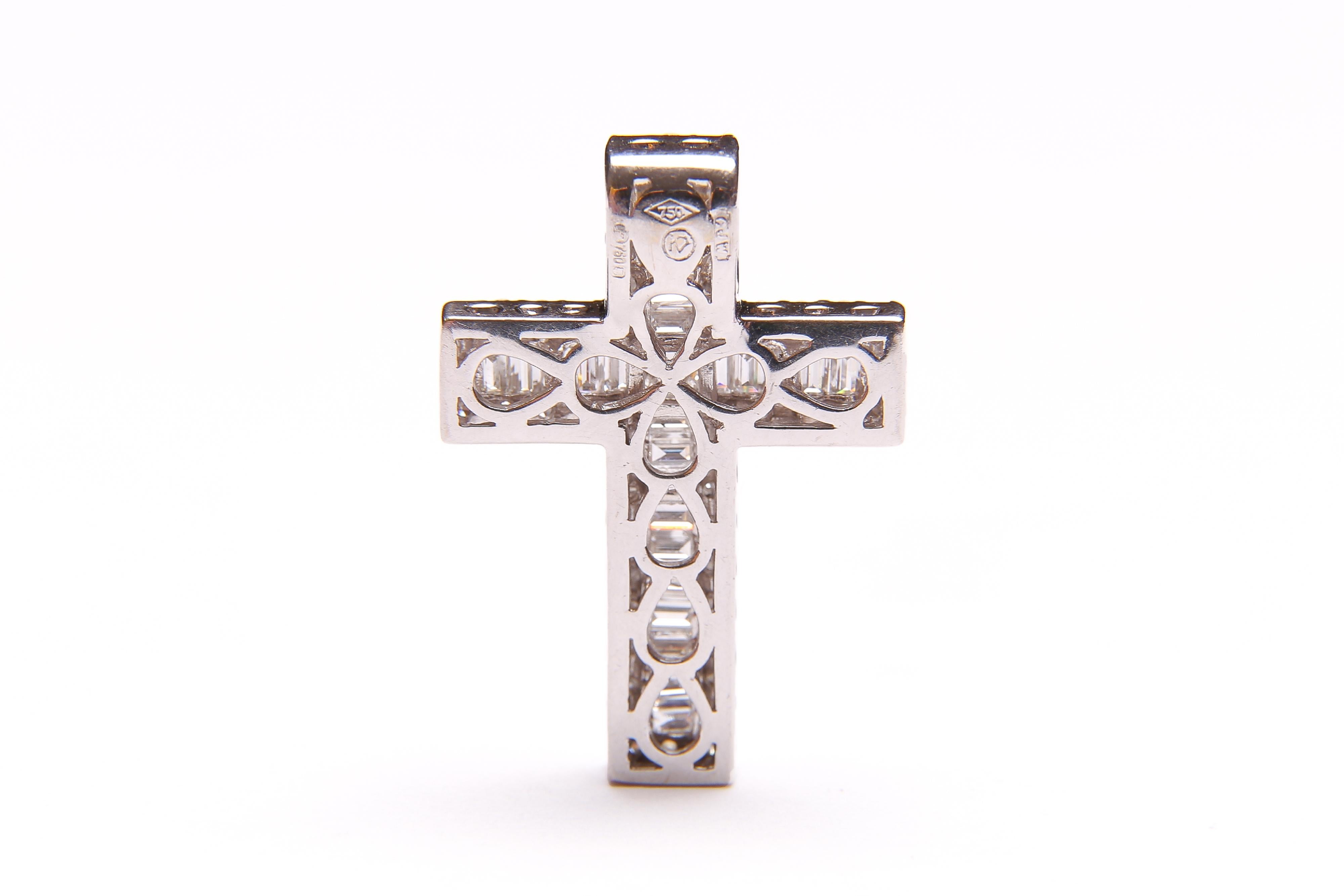 White Gold and Diamond Cross or Crucifix Pendant, 77 Diamonds in Total 1.5 Carat For Sale 5
