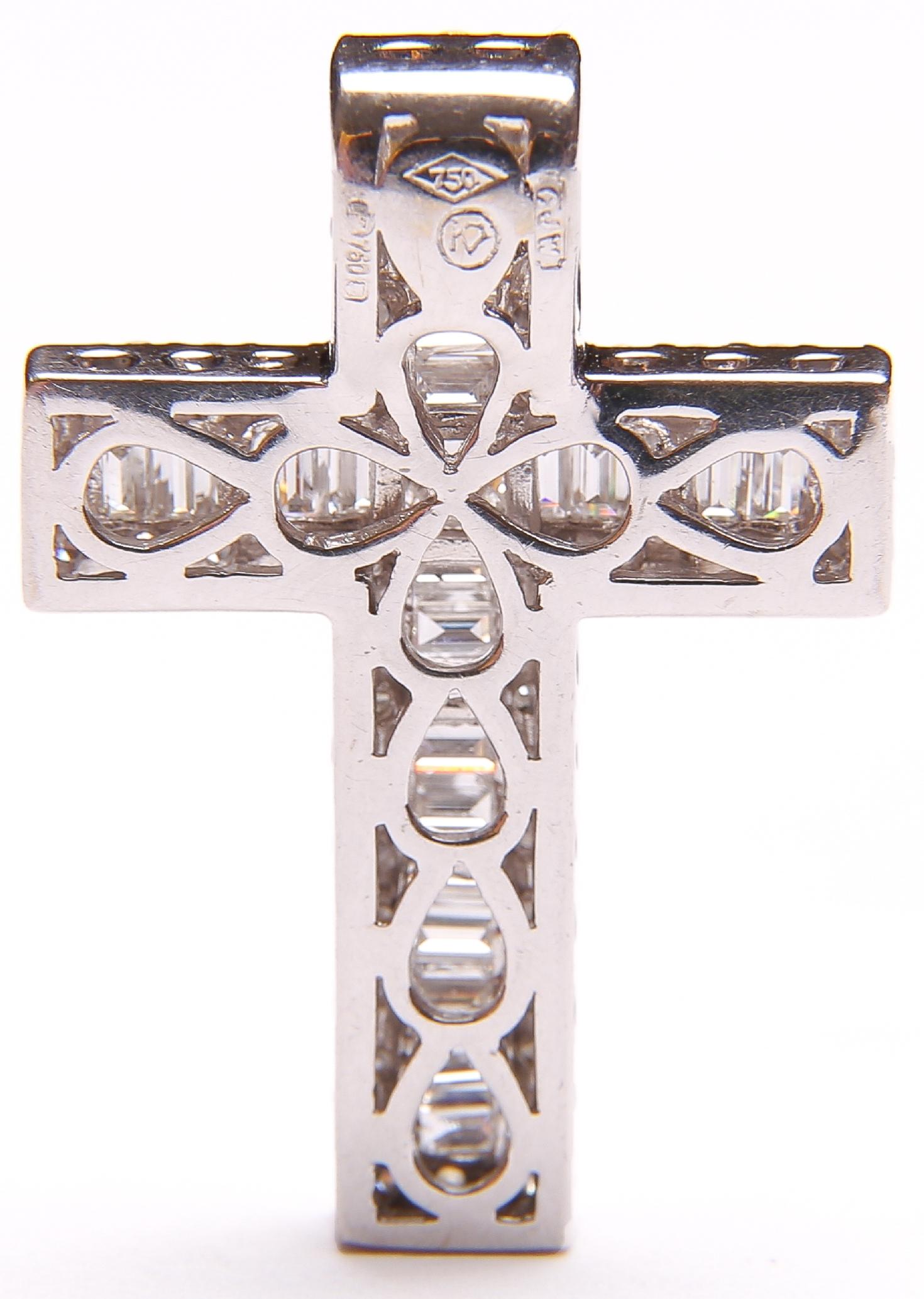 Modern White Gold and Diamond Cross or Crucifix Pendant, 77 Diamonds in Total 1.5 Carat For Sale