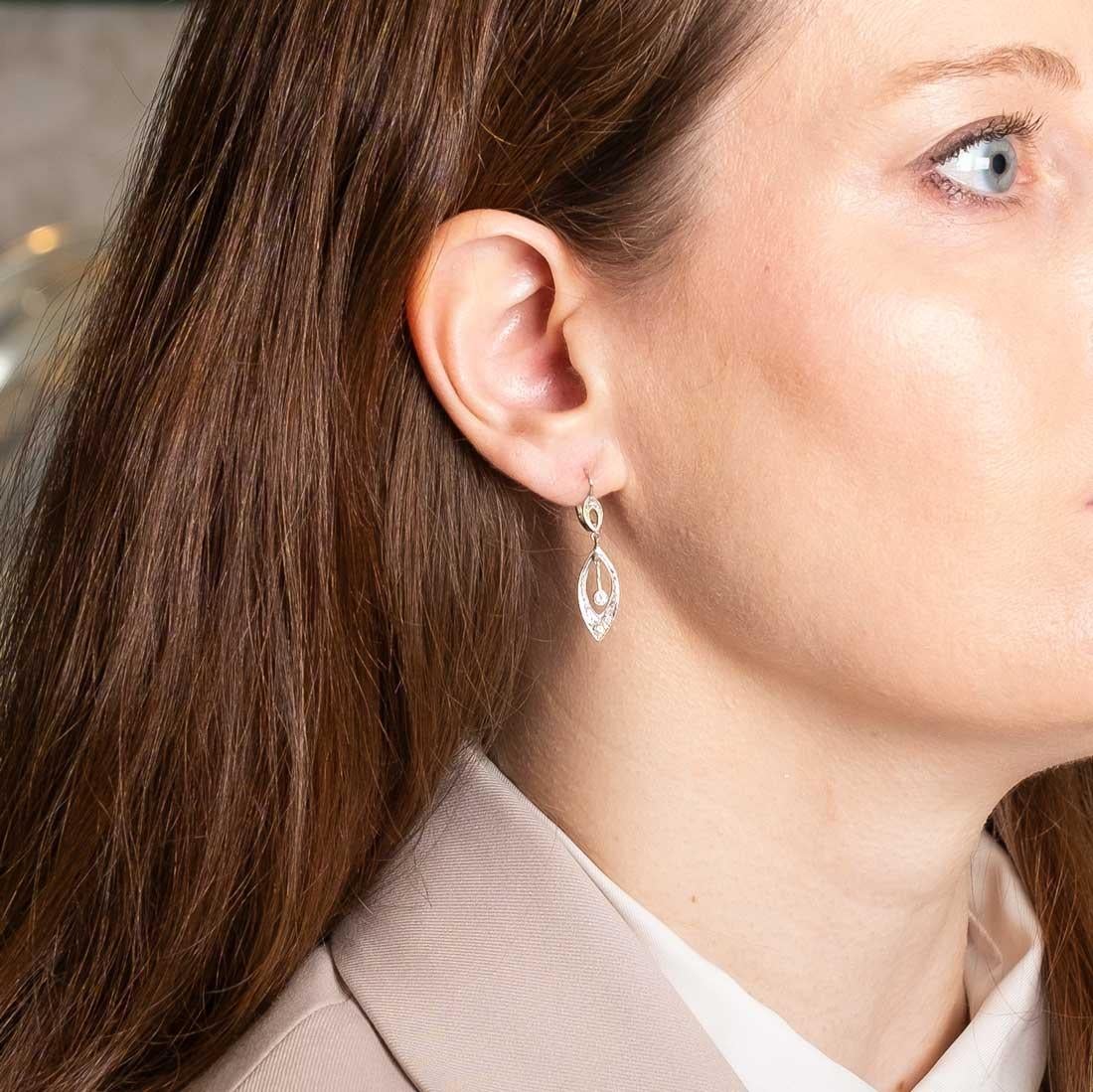 Orecchini a goccia pendenti in oro bianco 18ct e diamanti naturali per un totale di 0,25ct C.C. Ispirazione 