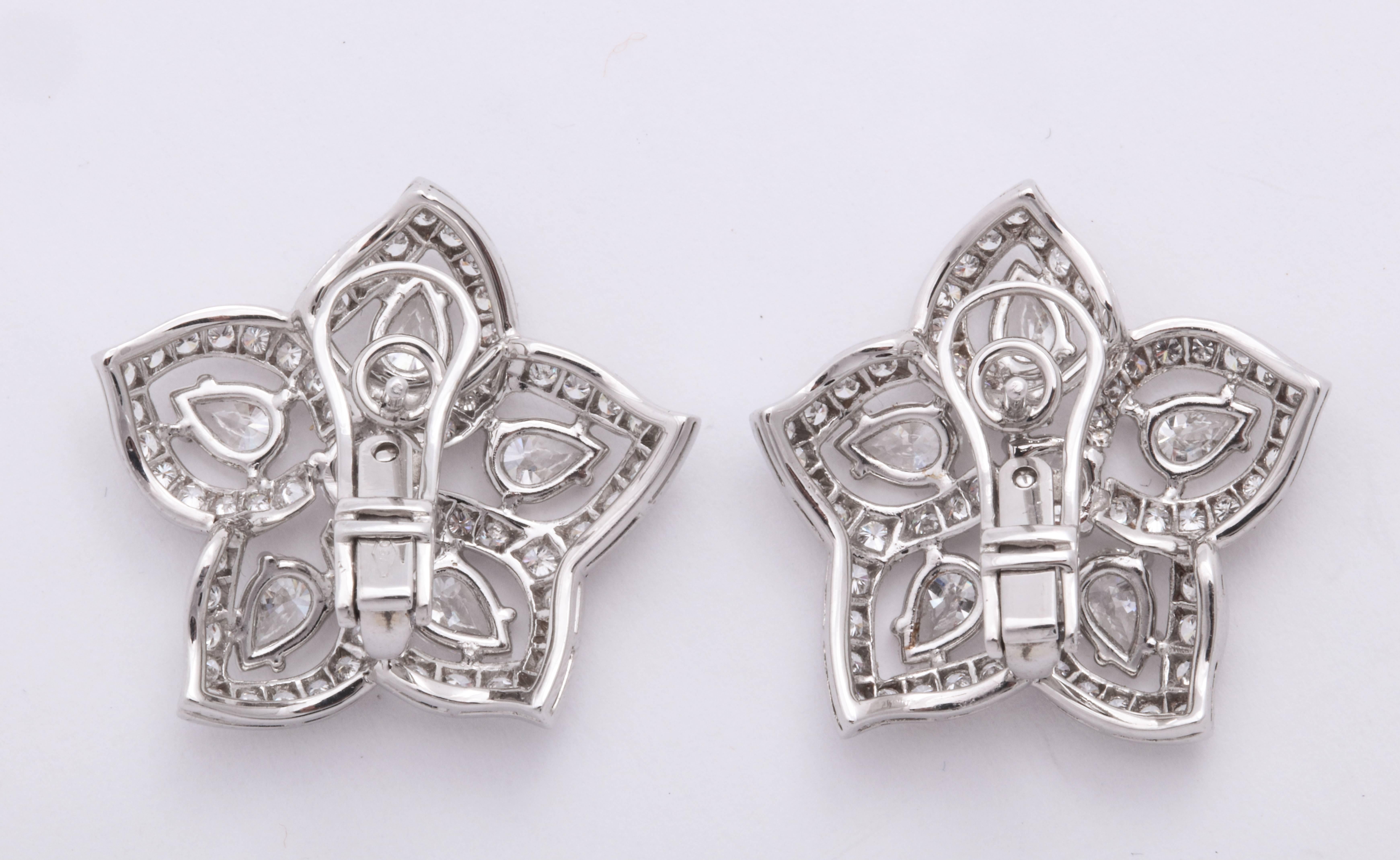 White Gold and Diamond Floral Earrings In New Condition For Sale In New York, NY
