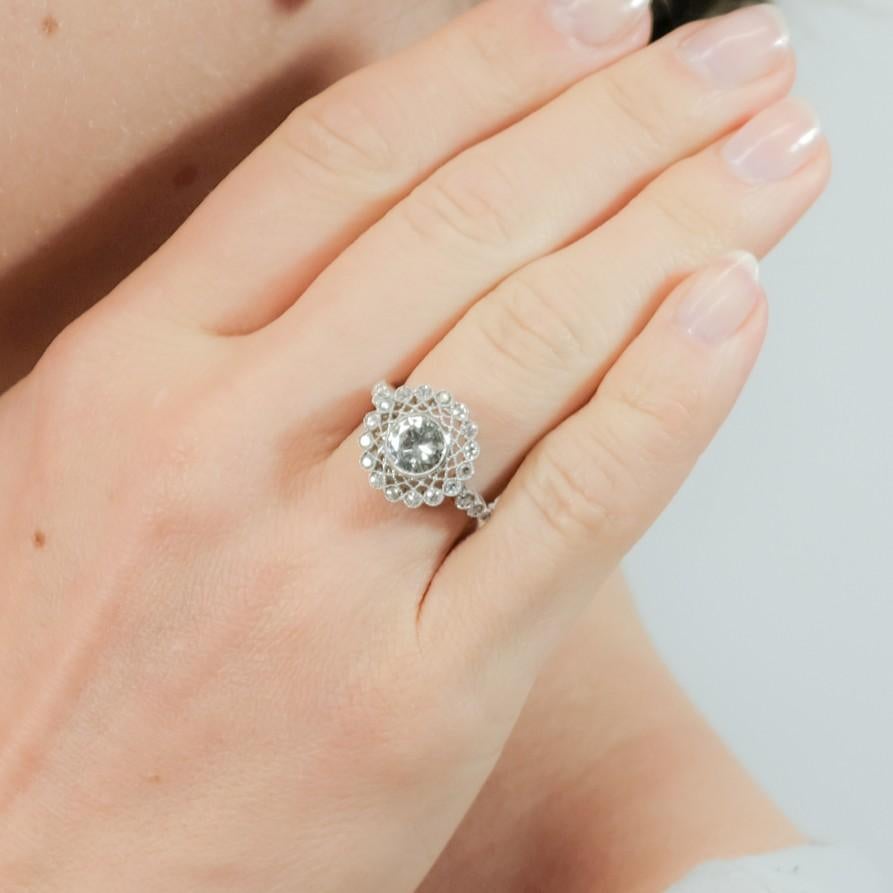 Taille ronde Bague de fiançailles cocktail en or blanc et diamants en filigrane français en vente