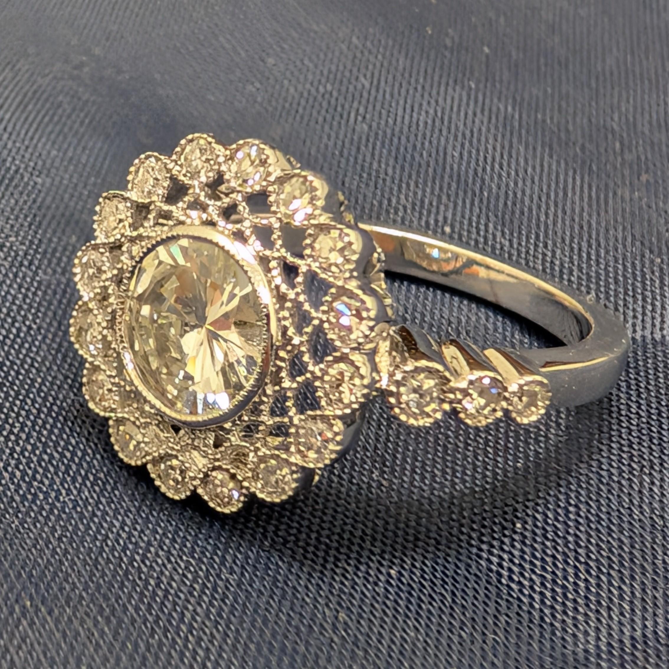 Bague de fiançailles cocktail en or blanc et diamants en filigrane français Excellent état - En vente à New York, NY