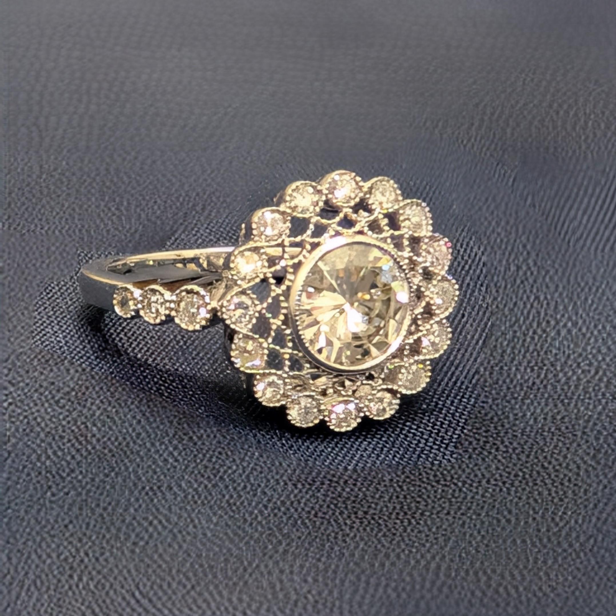 Bague de fiançailles cocktail en or blanc et diamants en filigrane français Pour femmes en vente