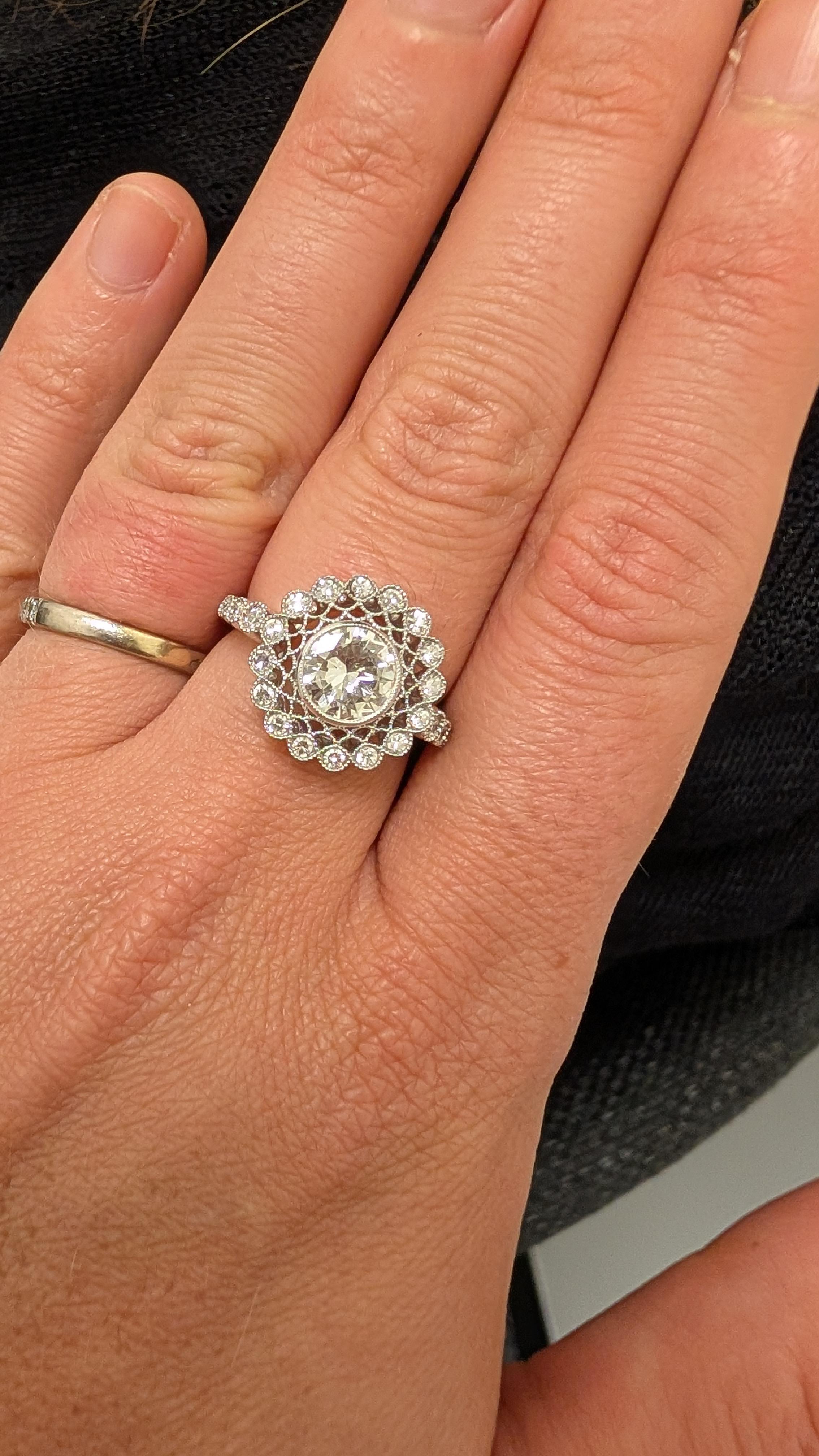 Bague de fiançailles cocktail en or blanc et diamants en filigrane français en vente 1