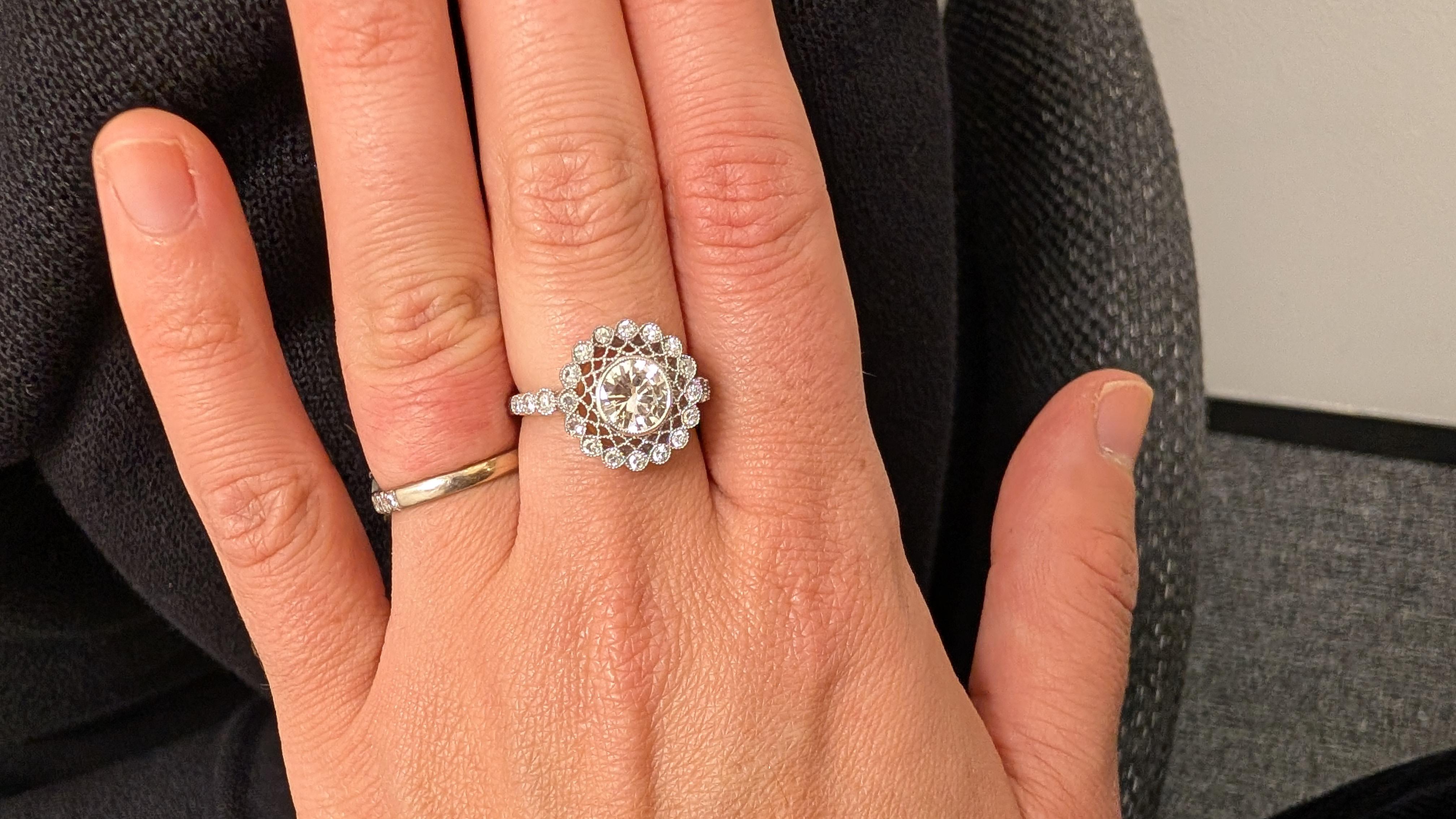 Bague de fiançailles cocktail en or blanc et diamants en filigrane français en vente 2