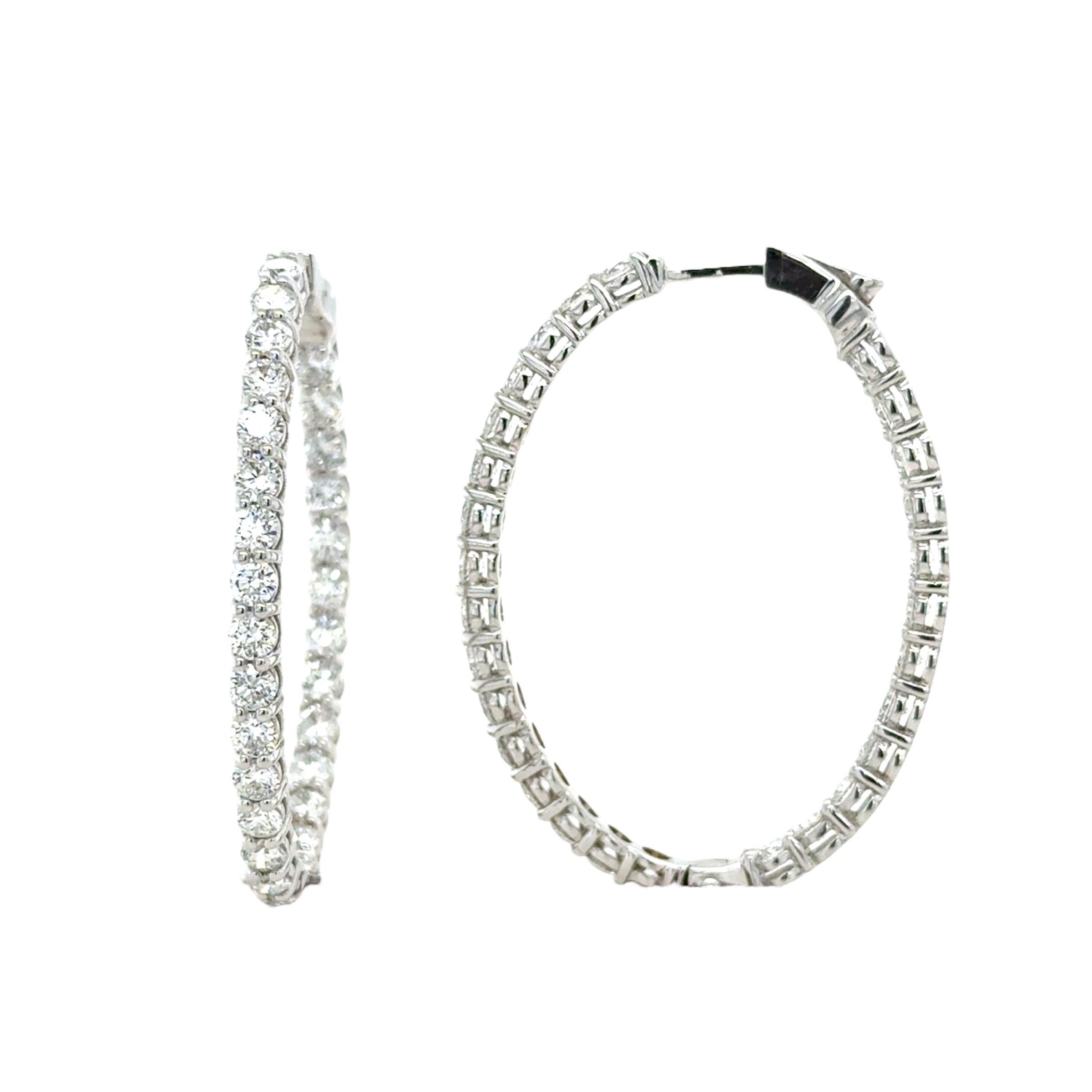 Con un design elegante e moderno, questi orecchini a cerchio contengono 56 diamanti rotondi a taglio brillante per un peso totale di 5,62 carati, con un design a rovescio.

Misure: 1,5 pollici di lunghezza
Metallo: oro bianco 18 carati
Peso lordo: