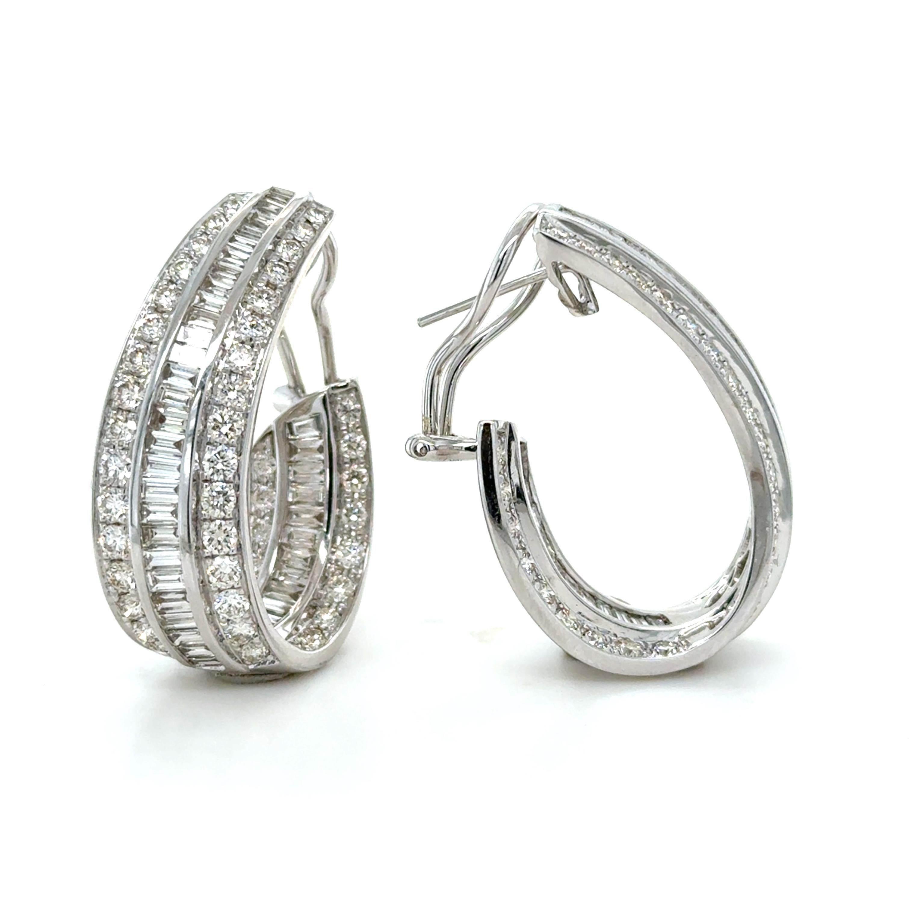 Con un design da cimelio, questi classici orecchini a cerchio contengono 177 diamanti rotondi a taglio brillante e baguette per un peso totale di 7,75 carati, in un design a rovescio.

Misure: 1 1/4 di pollice di lunghezza
Metallo: oro bianco 18