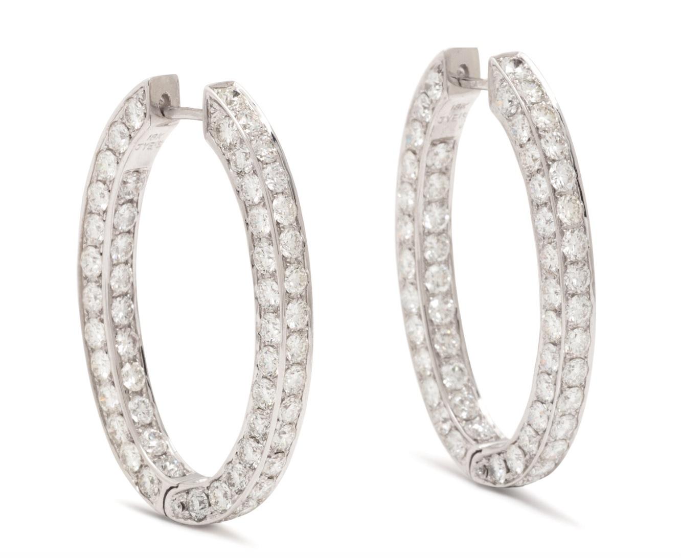 Un design moderno con un tocco di classe! Questi orecchini a cerchio contengono diamanti rotondi a taglio brillante per un peso totale di circa 12,08 carati, con un design a rovescio.

Misure: 1,5 pollici di lunghezza
Timbro: 18K JYE'S
Metallo: oro