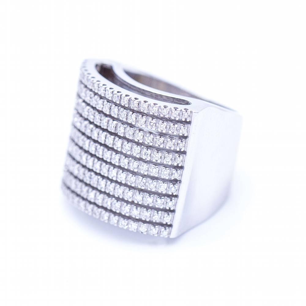 White gold and diamond pavé ring. For Sale 1