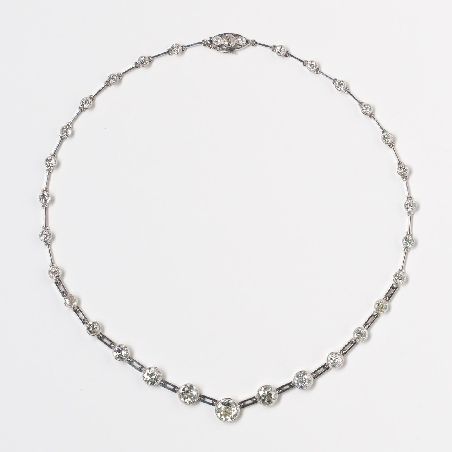 An Art Deco white gold necklace set with 32 graduating old cut diamonds (app. 10 carats in total), circa 1920, French.

diameter diamonds: 2.6 – 7.4 mm
weight necklace: 19.87 grams
length: 38.5 cm