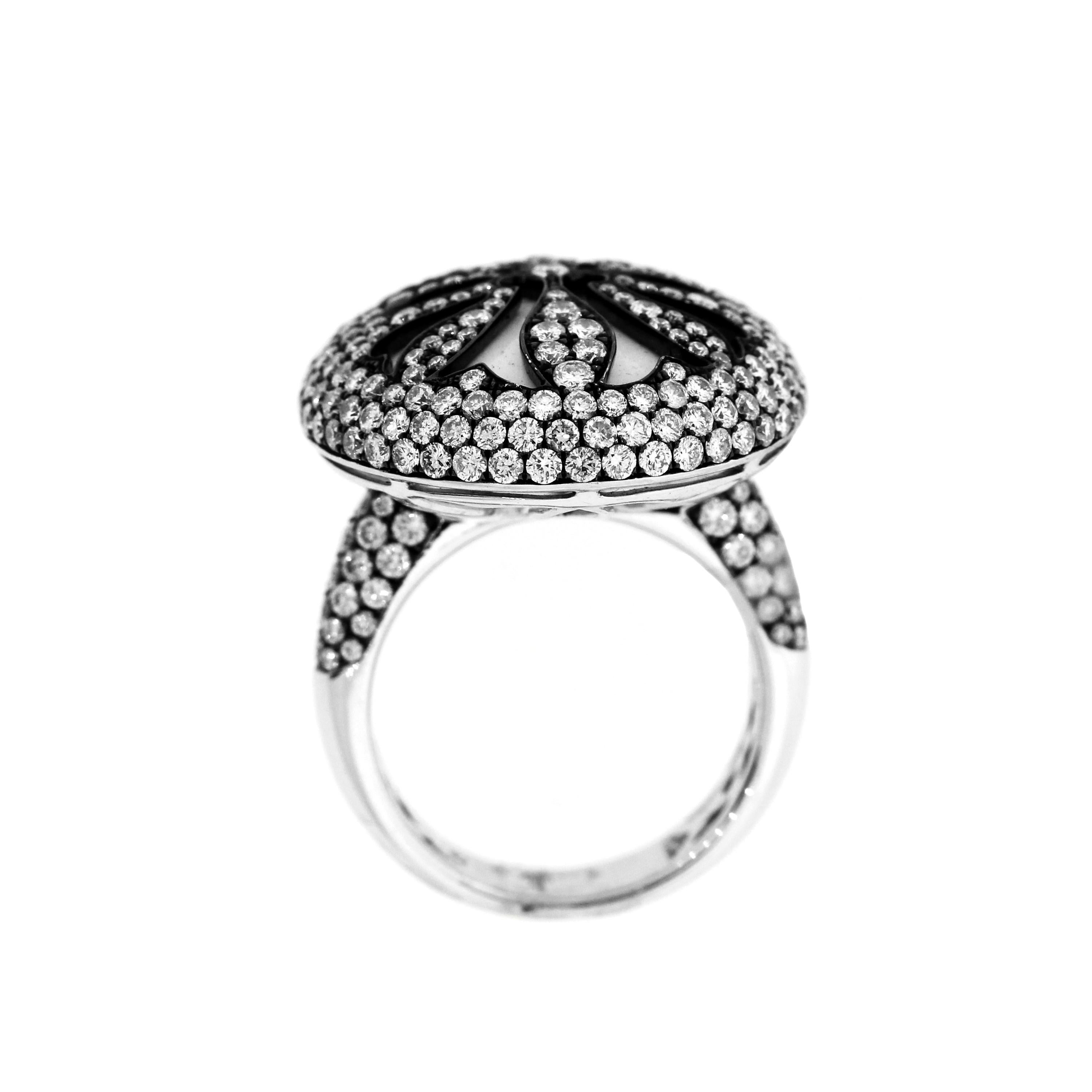 Women's White Gold and Diamond Round Cocktail Ring For Sale