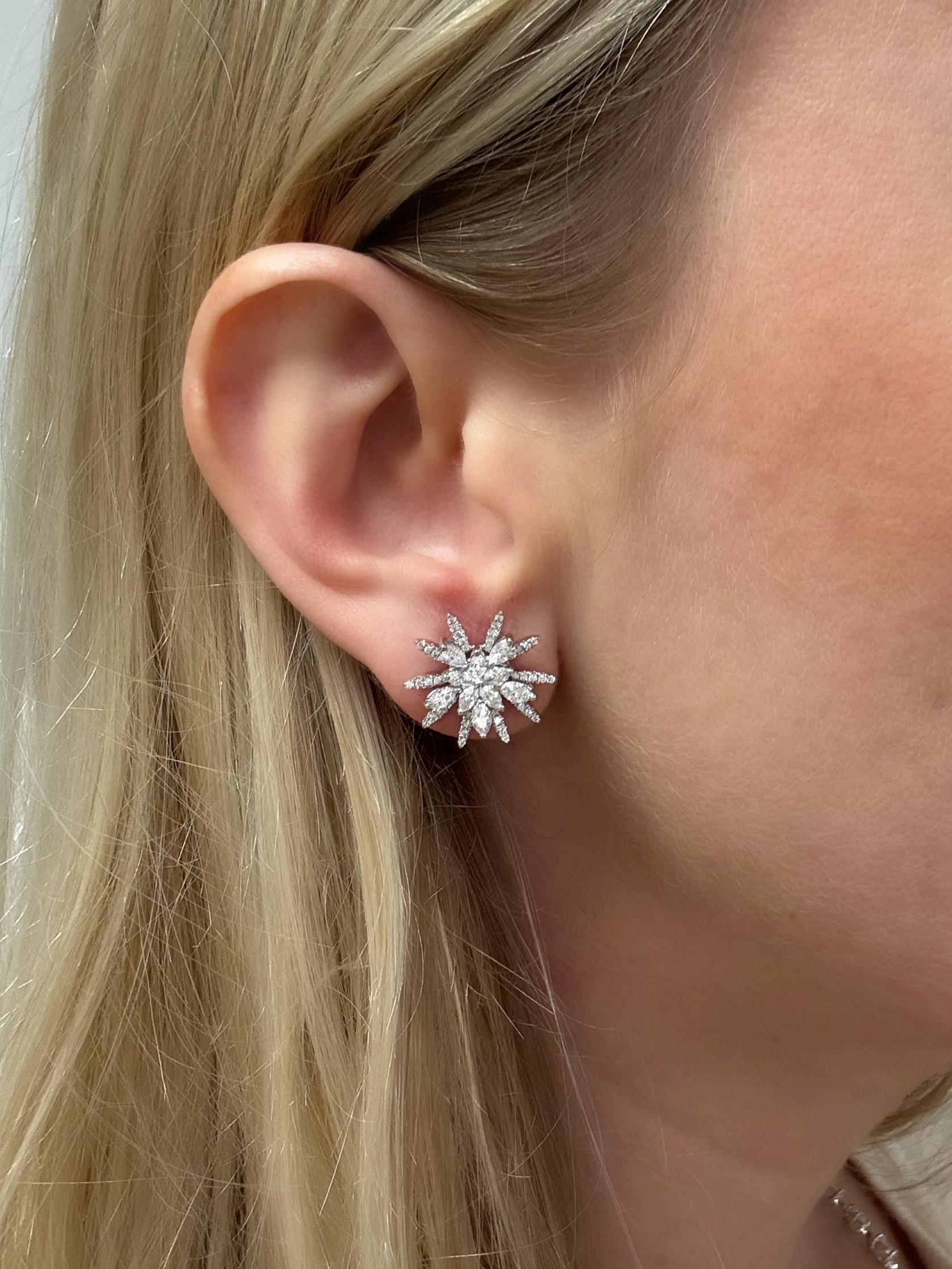 Ces boucles d'oreilles étincelantes en forme d'étoile contiennent 20 diamants marquises et 100 diamants ronds de taille brillant pesant au total environ 1,35 carat. 

Dimensions : 5/8 pouce de diamètre
Cachet à l'arrière de la boucle d'oreille :