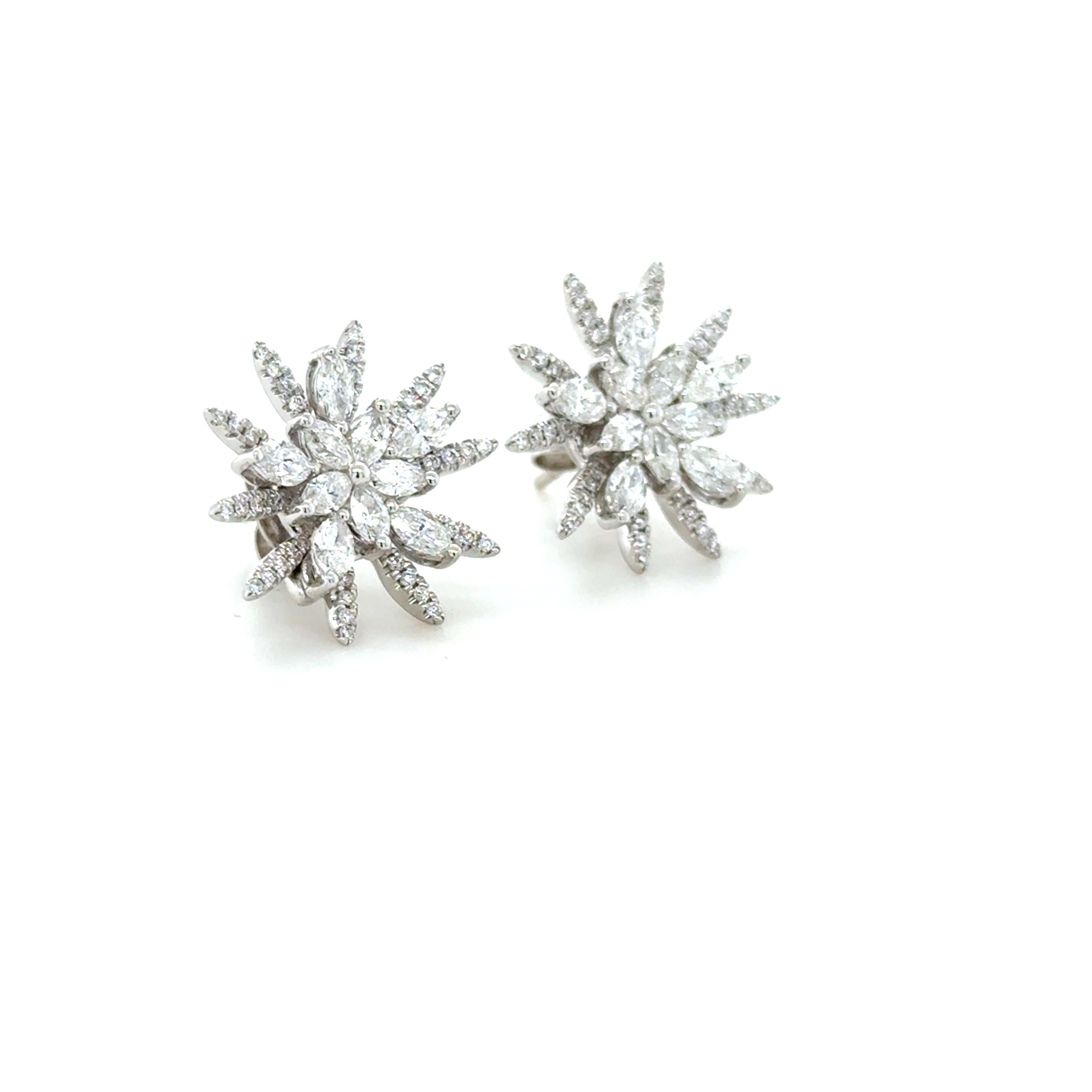 Taille Marquise Boucles d'oreilles en or blanc et diamants en forme d'étoile en vente