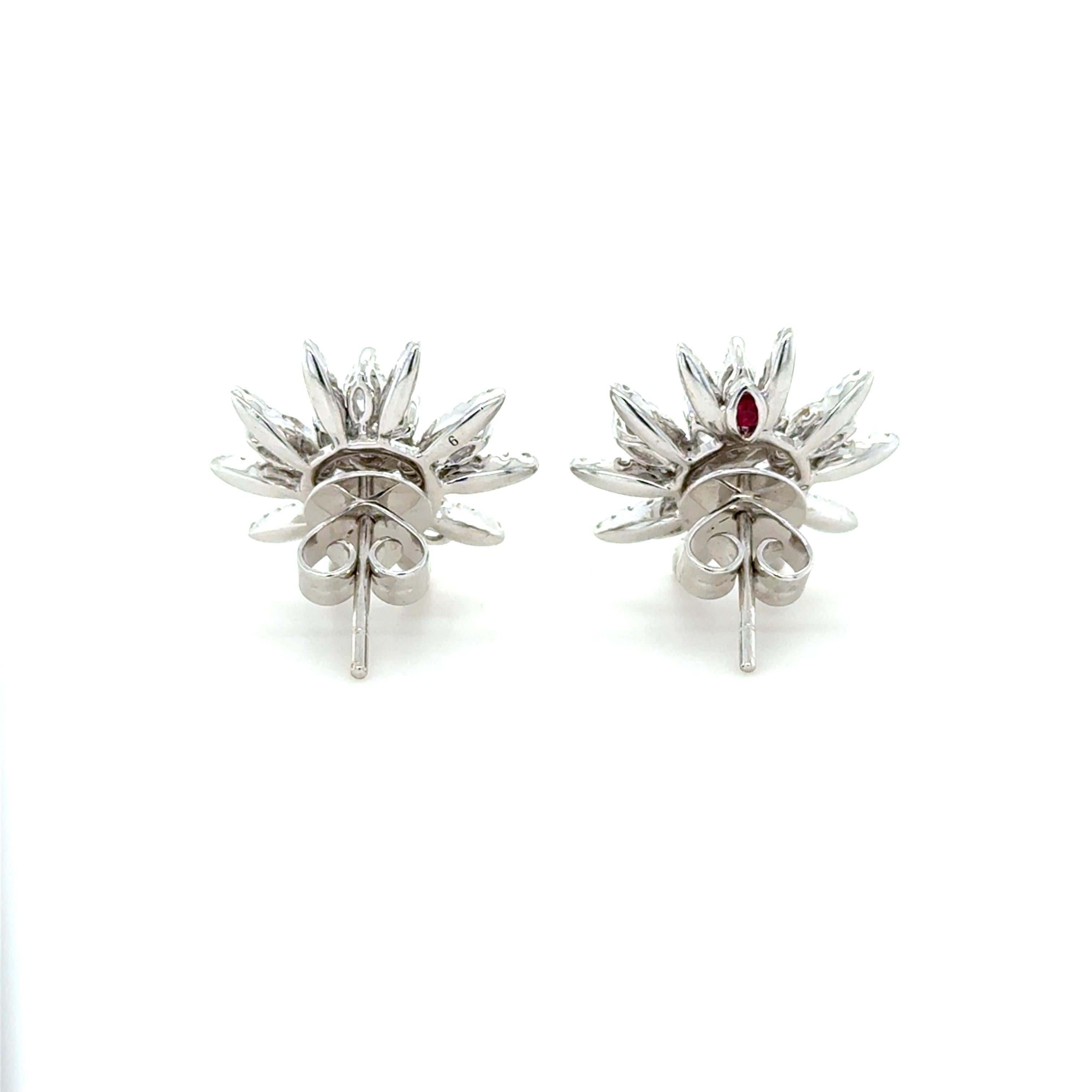 Boucles d'oreilles en or blanc et diamants en forme d'étoile Excellent état - En vente à Chicago, IL
