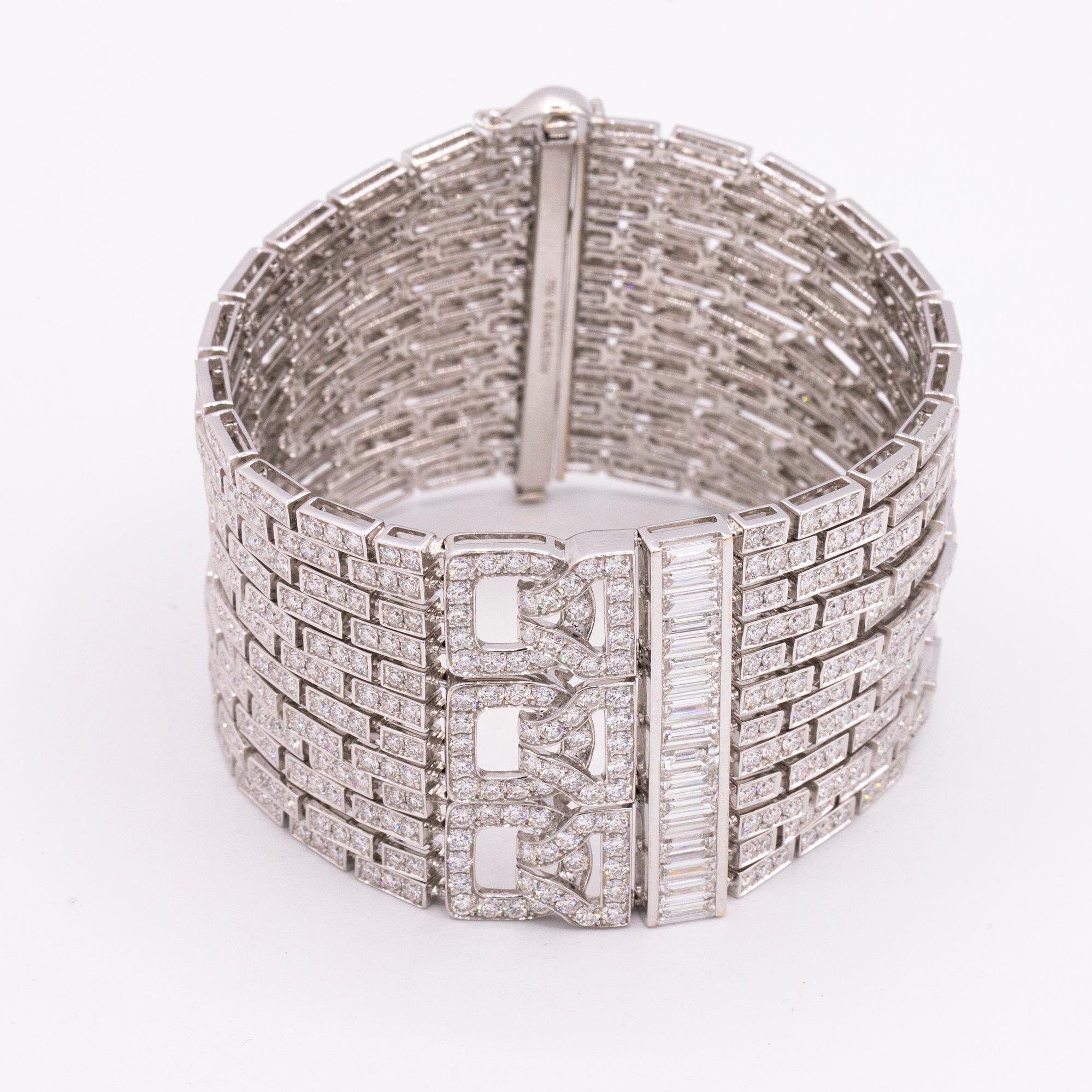 Excepcional brazalete de eslabones de 12 vueltas de oro blanco de 18 quilates y diamantes, según la tradición Art Déco, pero de construcción moderna.
La pulsera, que presenta 2,16 quilates de diamantes baguette y 18,90 quilates de diamantes redondos