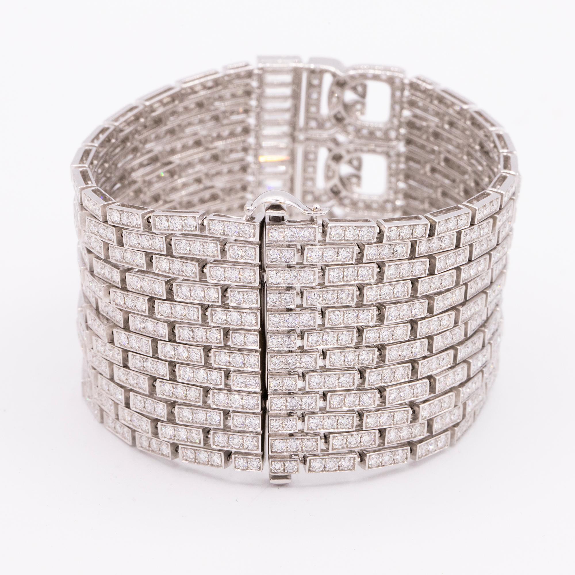 Pulsera de doce vueltas de oro blanco y diamantes Corte baguette en venta