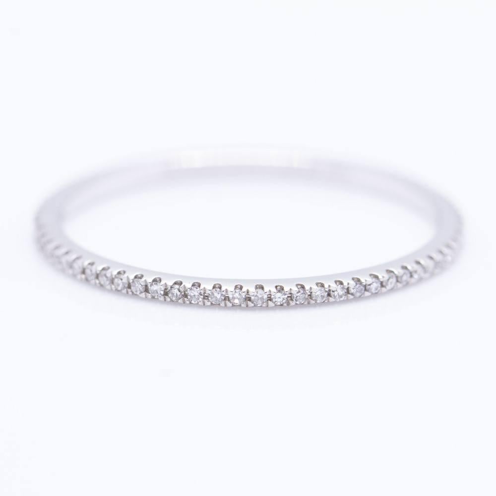 Anello da donna in oro bianco e diamanti  Diamanti taglio Brilliante con un peso totale di 0,20ct.  Taglia 14, questo anello non può essere ridimensionato  oro bianco 18 carati  0,93 grammi  Nuovo di zecca  Rif. D359450RB