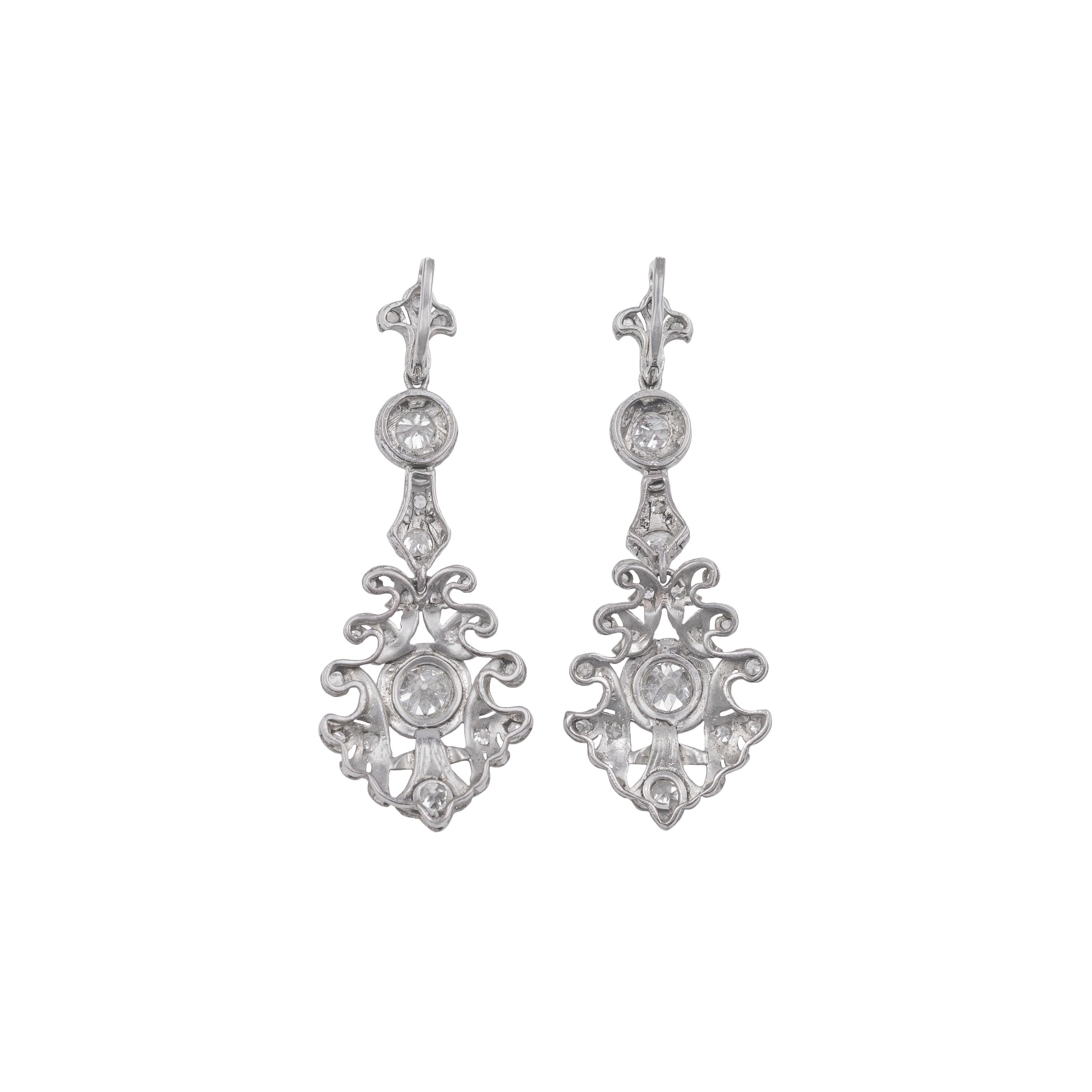These chandelier earrings were made in Italy in the early Twentieth Century.
They feature lever back closures, decorated white gold and 24 brilliant cut white diamonds all along the frame.

Total weight is 10.90gr
Diamonds content is 2.38ct