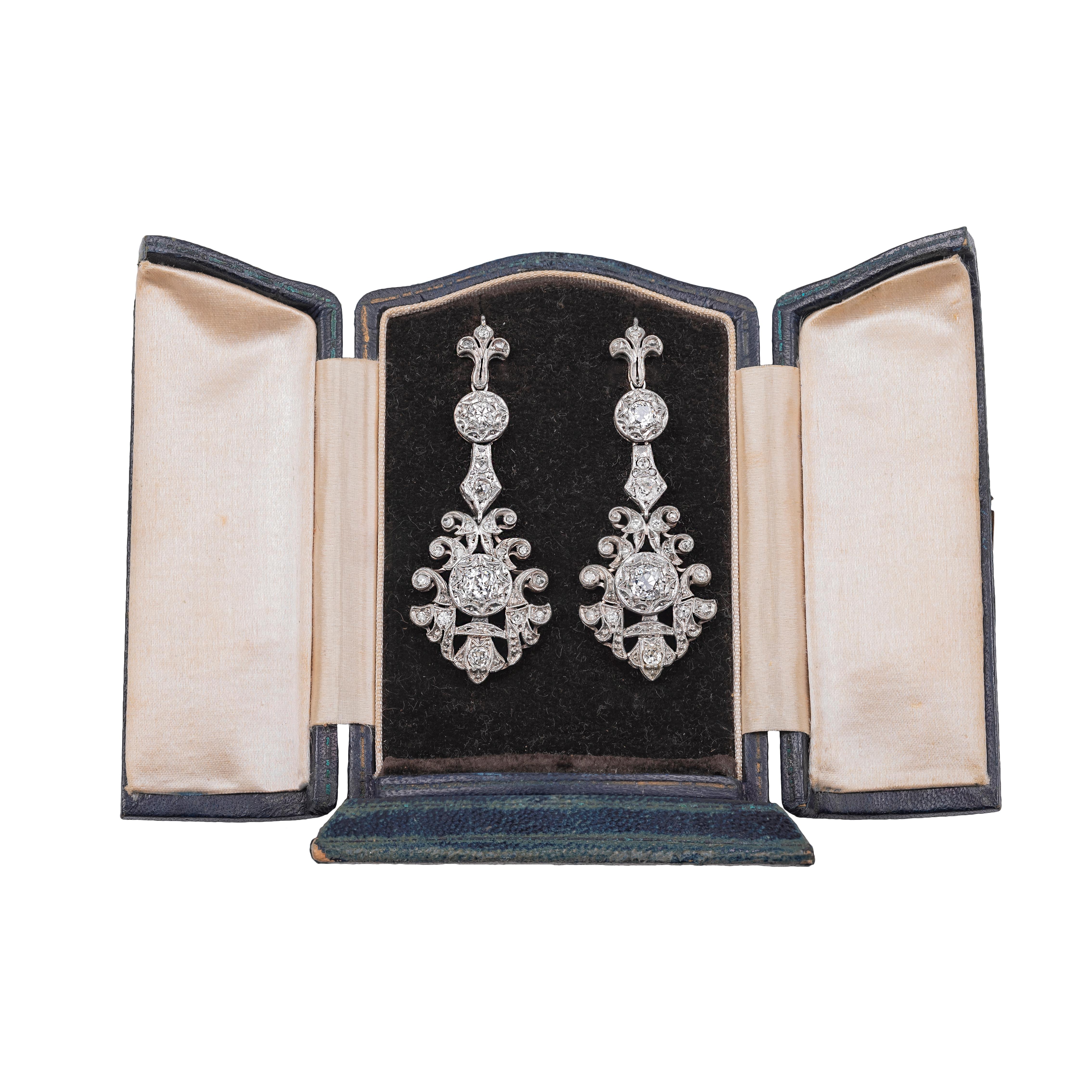 Women's White Gold and Diamonds Earrings For Sale