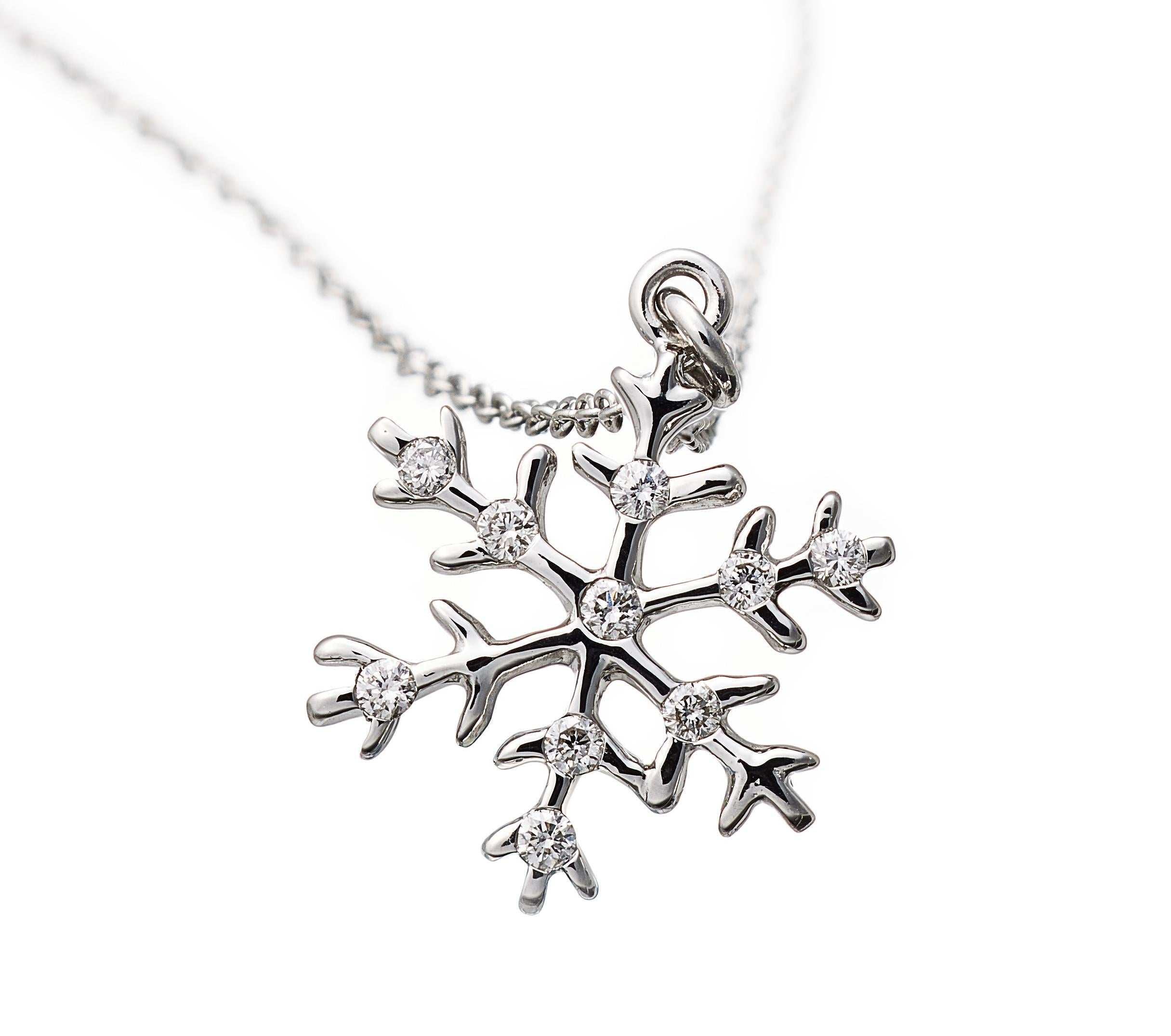 Paving: White Diamonds 0,07ct. (10 pieces) 
Material: White Gold 750
Neckalace Length 42 cm

The perfect small Christmas Present for your beloved ones is this Pendant 