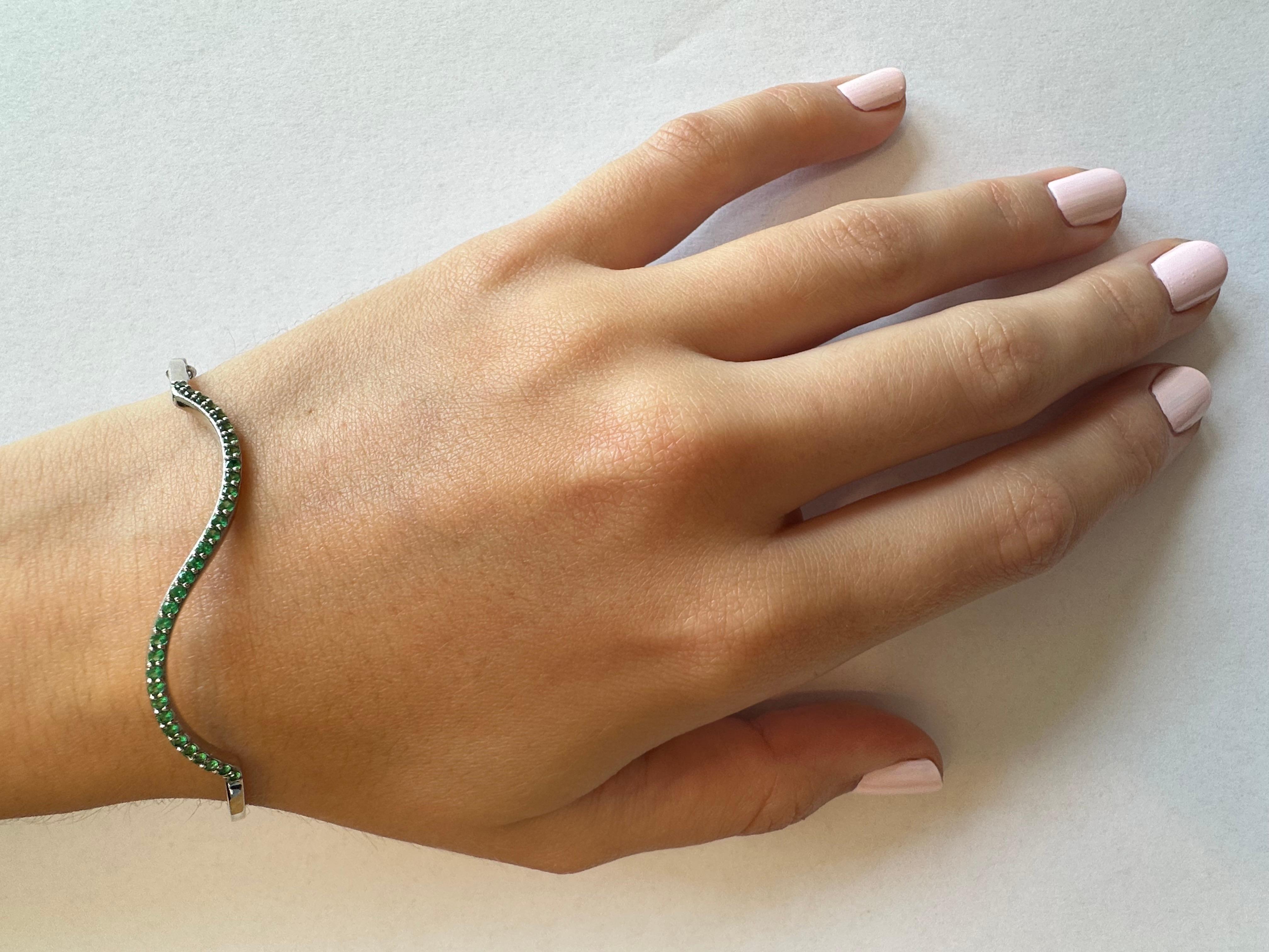 Contemporary White Gold and Emerald Bracelet For Sale