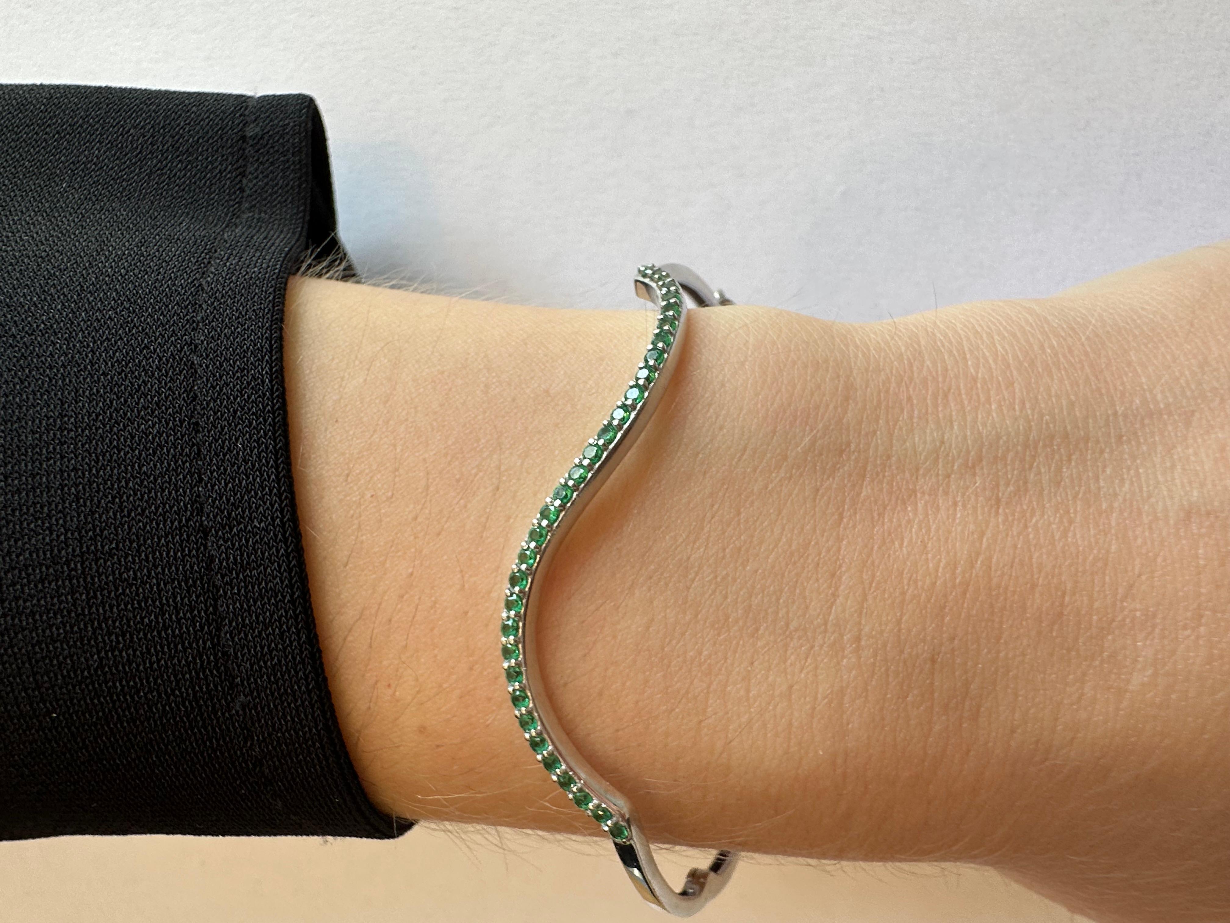 Taglio brillante Bracciale in oro bianco e smeraldo in vendita