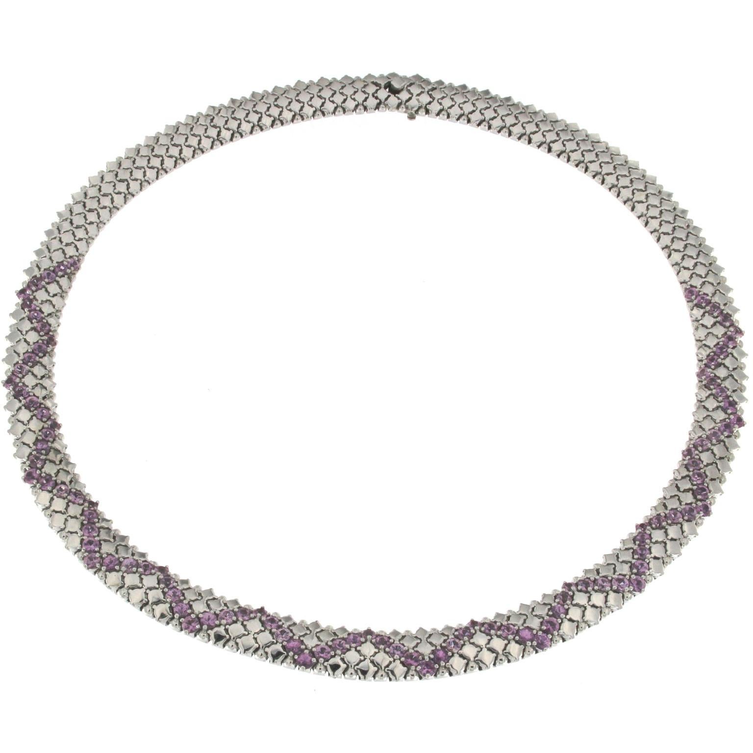 This necklace is soft to wear as a fabric, refined and elegant is really a unique piece. Made entirely of 18 kt white gold. The design that creates the pink sapphires from an effect of amazing lights.
The total weight of the 97 pink sapphires is CT