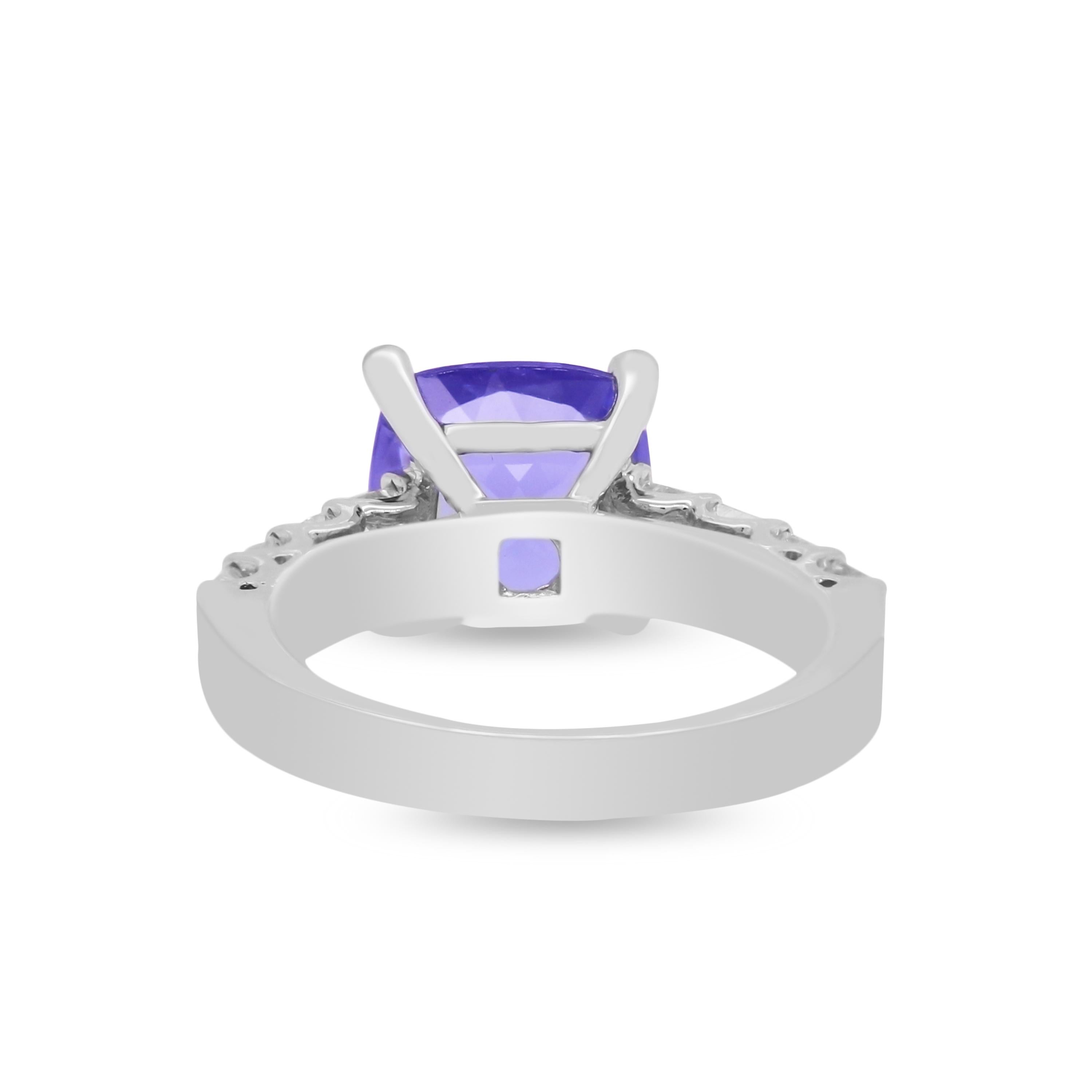 Contemporary White Gold and Princess Cut Diamonds Ring with Cushion Cut Tanzanite Center For Sale