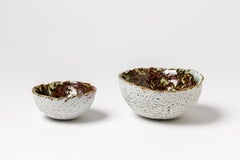 Coppia di coppe decorative in oro bianco e porcellana rossa di MJ Brisson