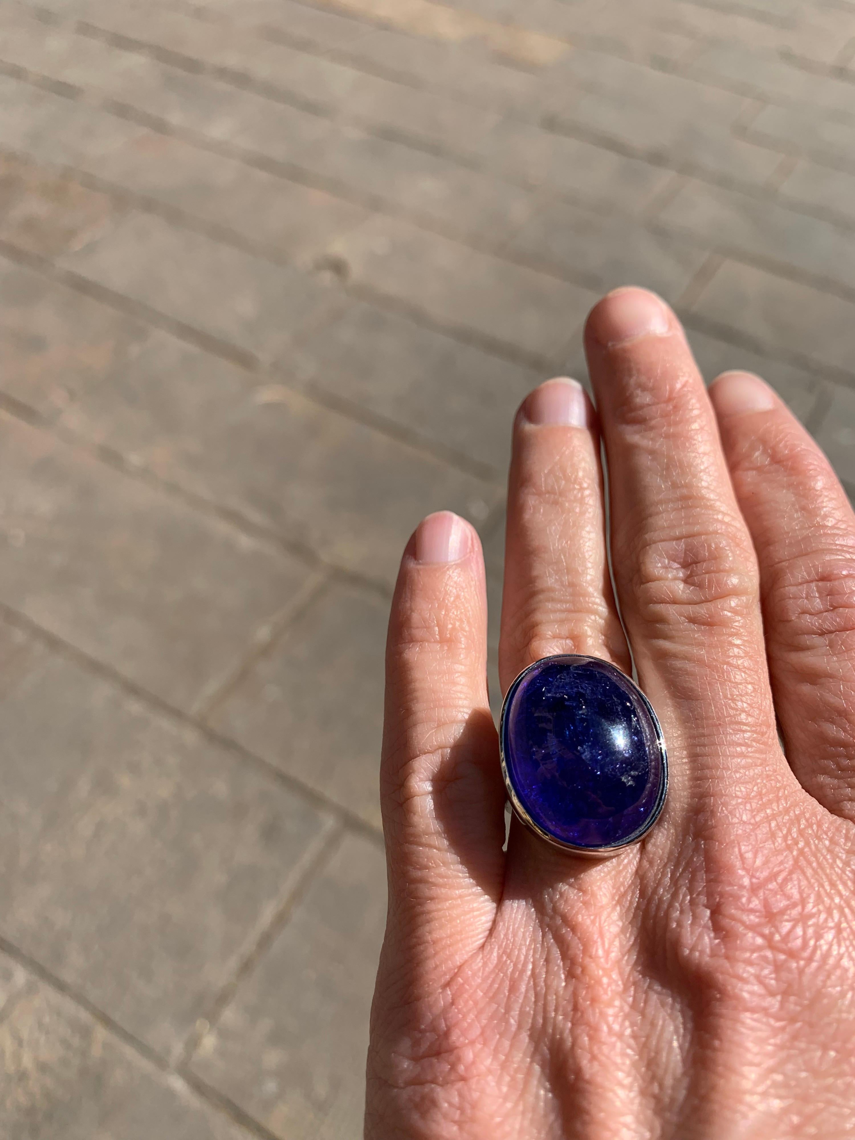 This ring is handmade in 18k white gold with a cabochon-cut tanzanite.
Its current standard size is   , but it can be resized to any size.
Designed and handmade in Barcelona.