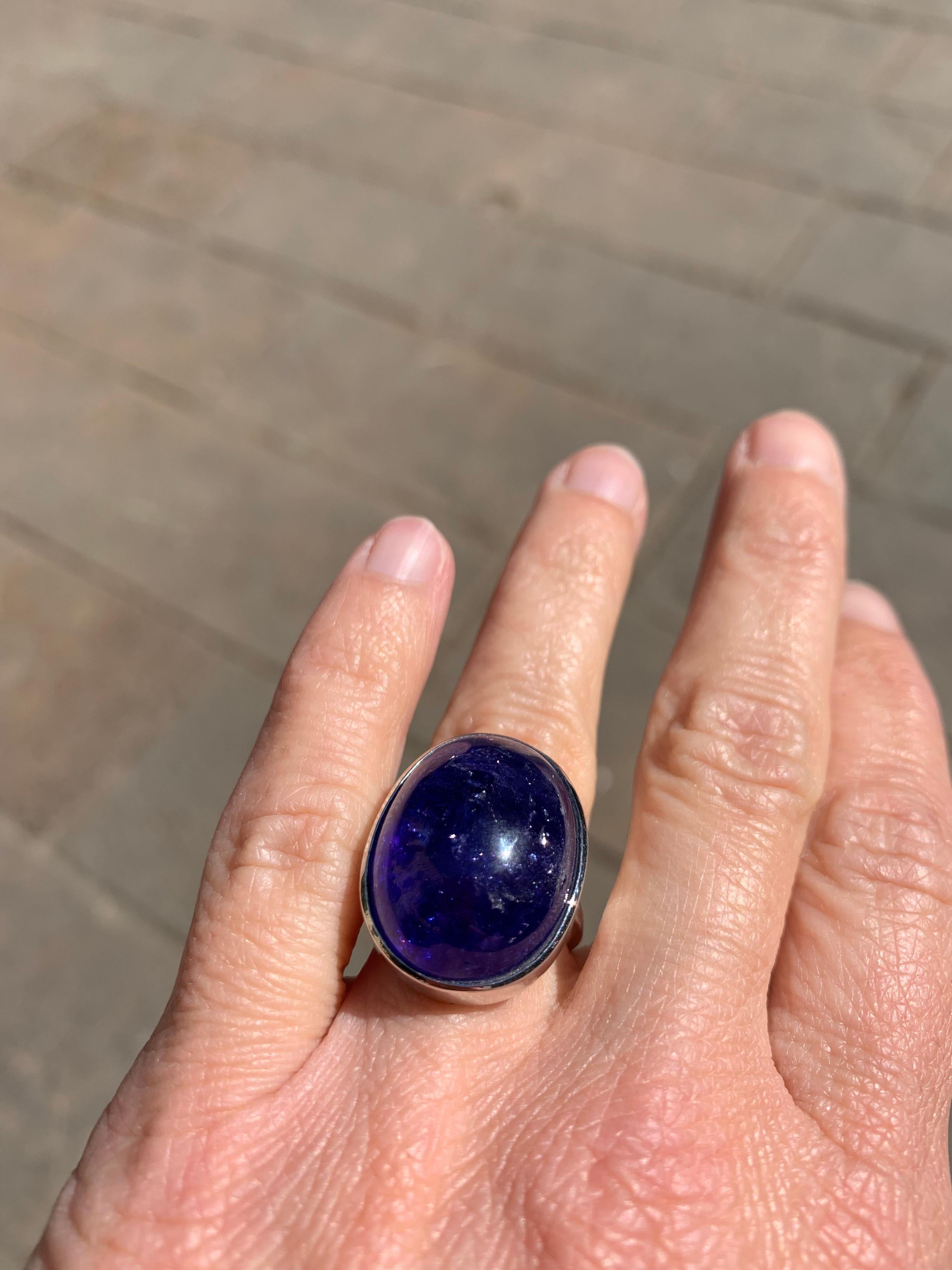 White Gold and Tanzanite Cabochon Cocktail Ring In New Condition For Sale In Barcelona, ES