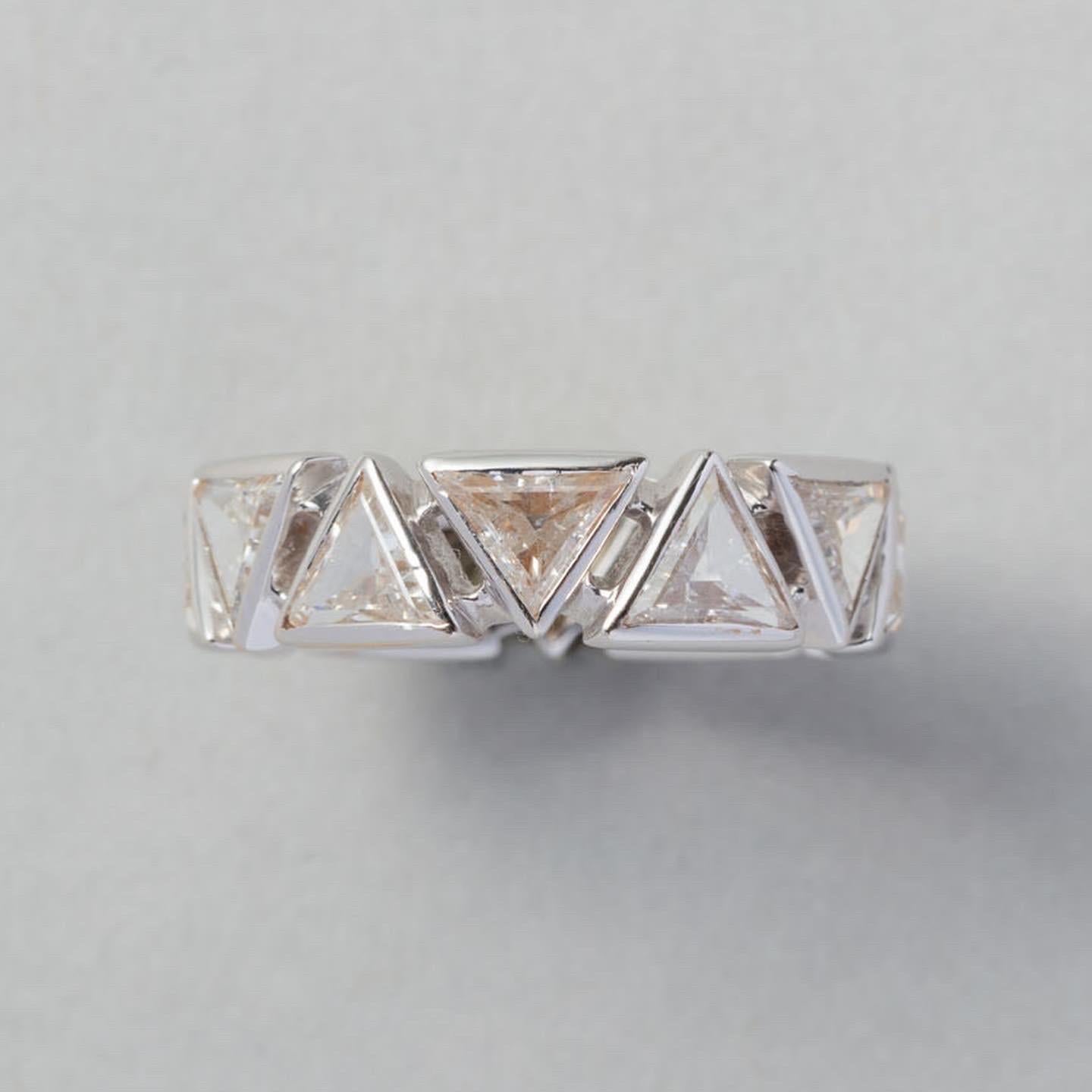 White Gold and Triangle Diamond Eternity Band In Good Condition For Sale In Amsterdam, NL