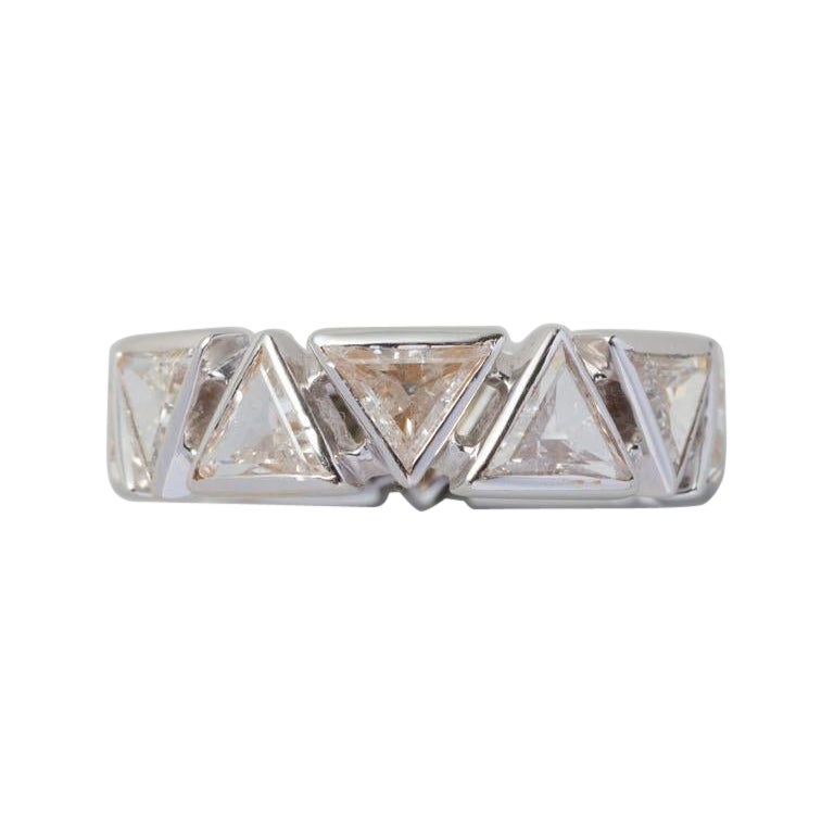 Anneau d'éternité en or blanc et diamants triangulaires en vente