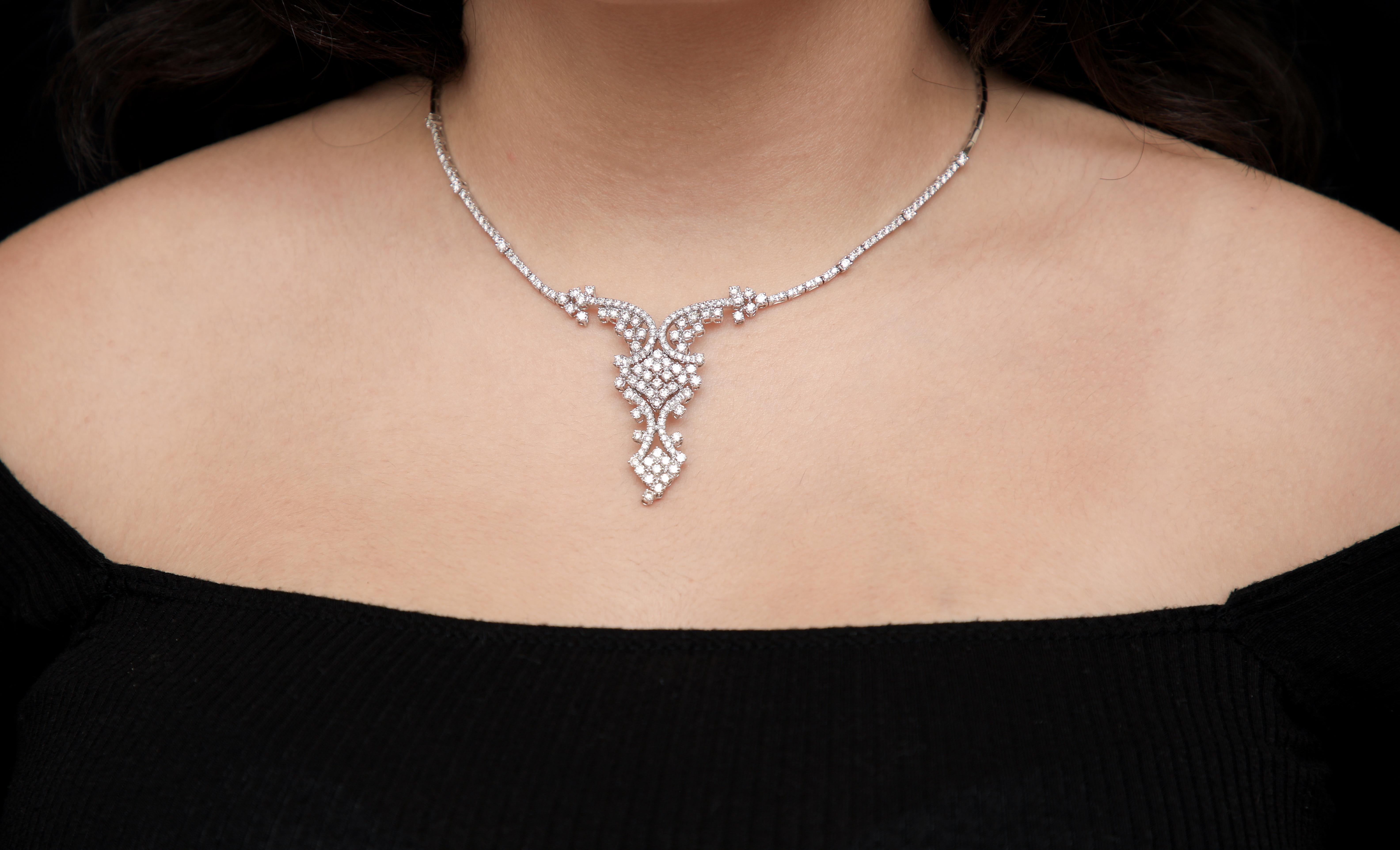 Taille émeraude Collier à grappes en or blanc de style ancien avec diamants de 6,00 carats en vente