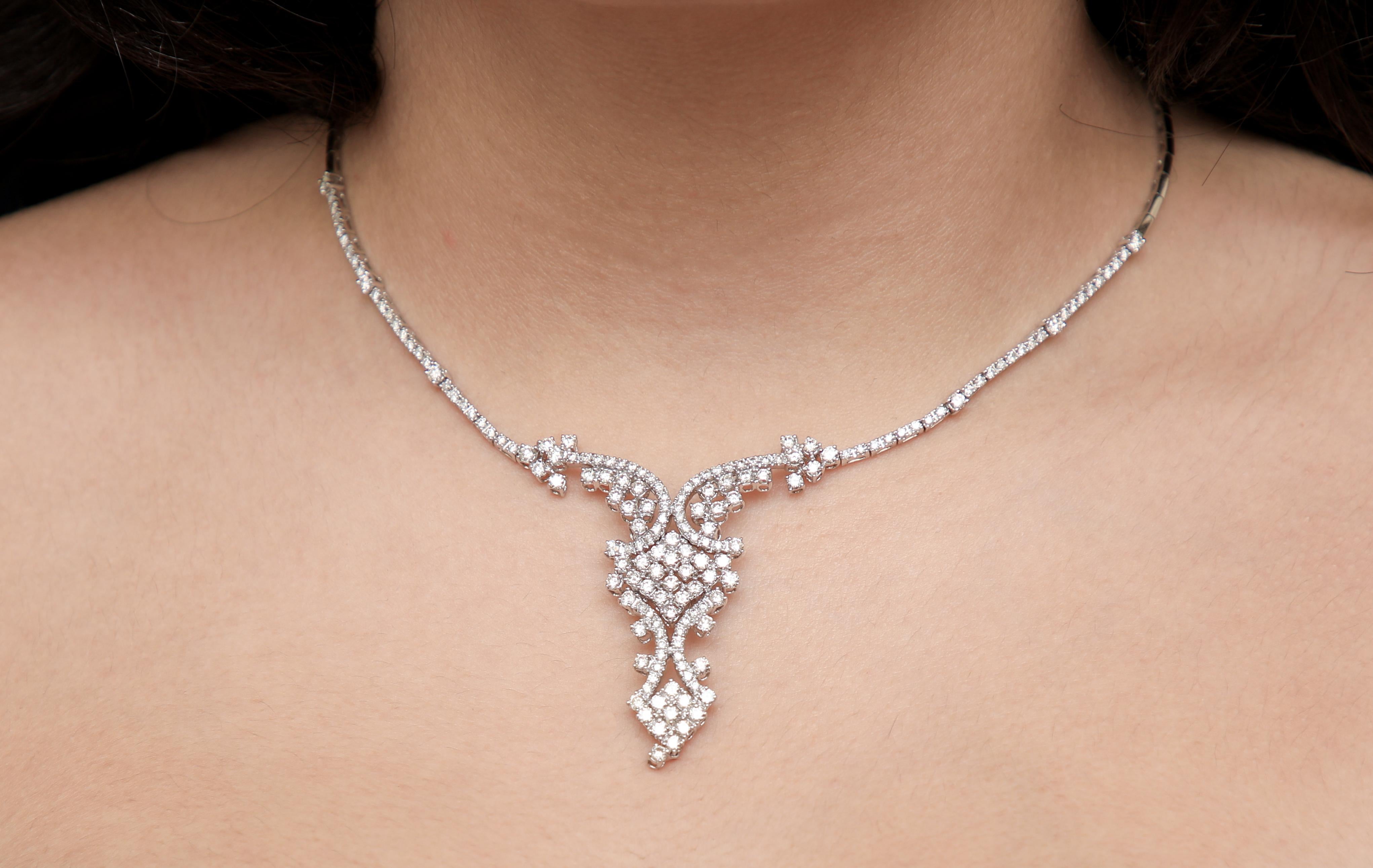 Collana a grappolo in oro bianco con diamanti antichi da 6,00 carati In condizioni Nuovo in vendita a Great Neck, NY
