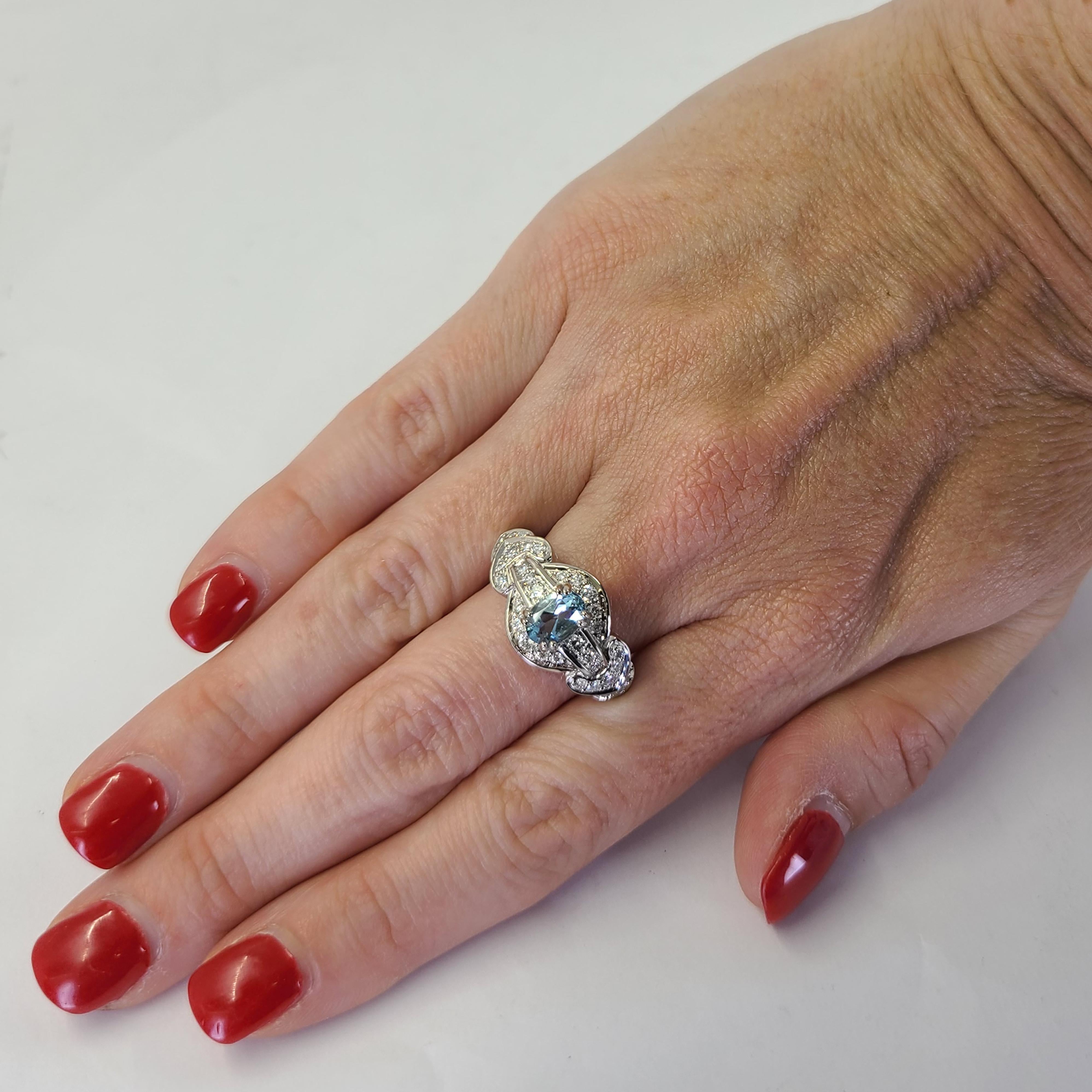 18 Karat Weißgold Ring mit einem 1,00 Karat Aquamarin im Ovalschliff, akzentuiert durch 32 runde Diamanten im Brillantschliff mit einer Reinheit von VS und einer Farbe von G von insgesamt 1,00 Karat. Fingergröße 8.5; Der Kauf beinhaltet einen