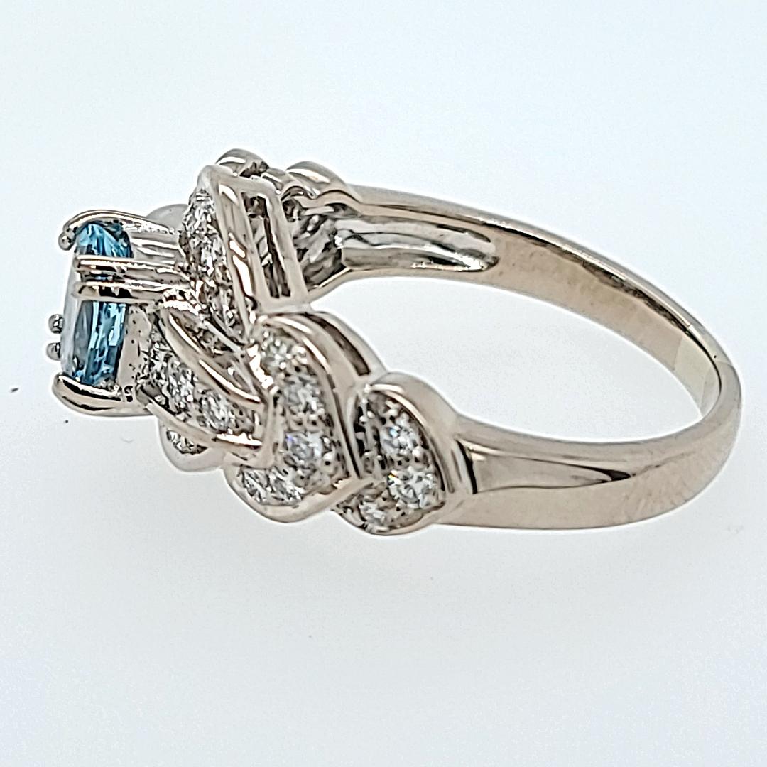 Ring aus Weißgold, Aquamarin und Diamanten (Ovalschliff) im Angebot