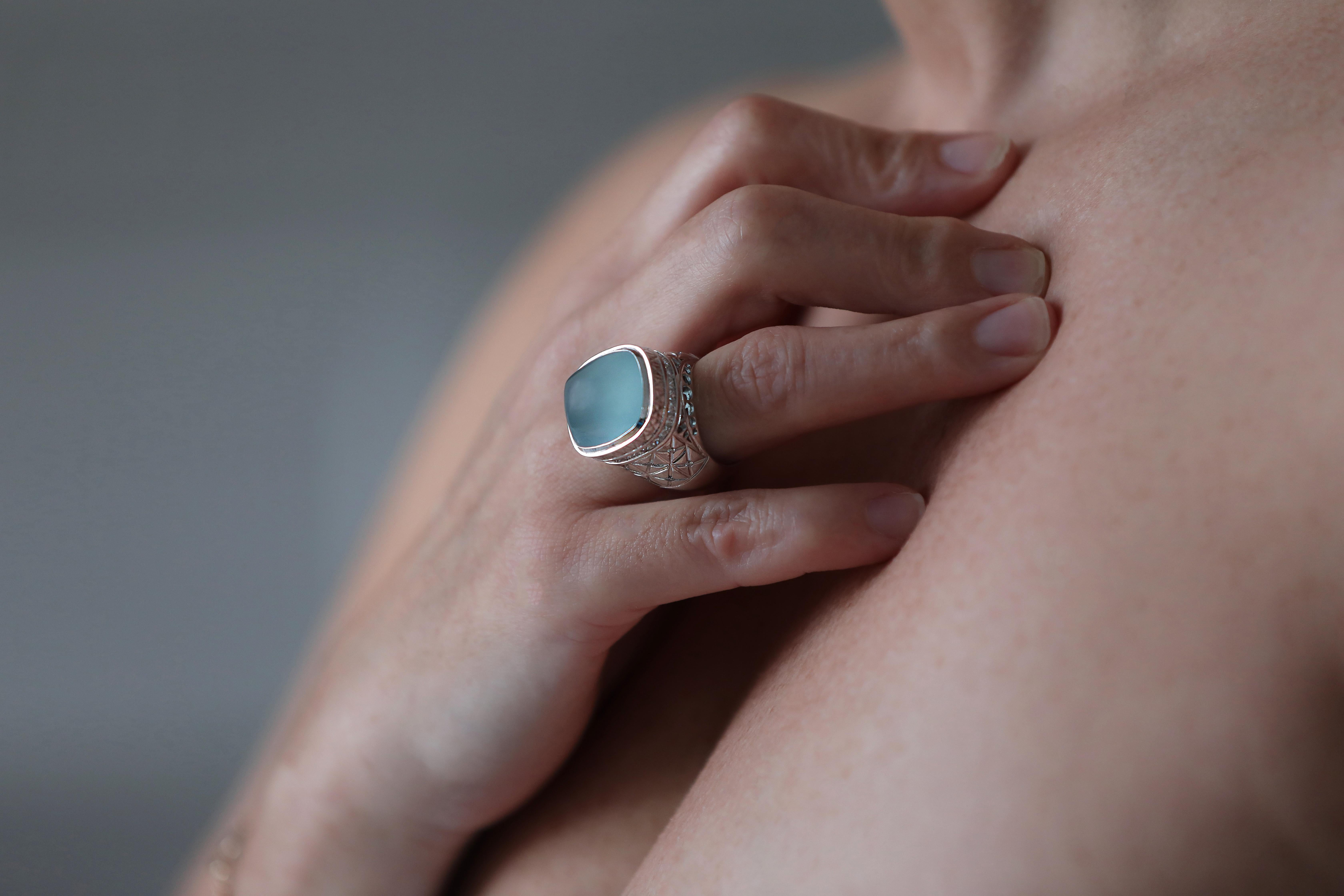 White Gold Aquamarine Cabochon and Diamonds Eiffel Cocktail Ring In New Condition For Sale In London, GB