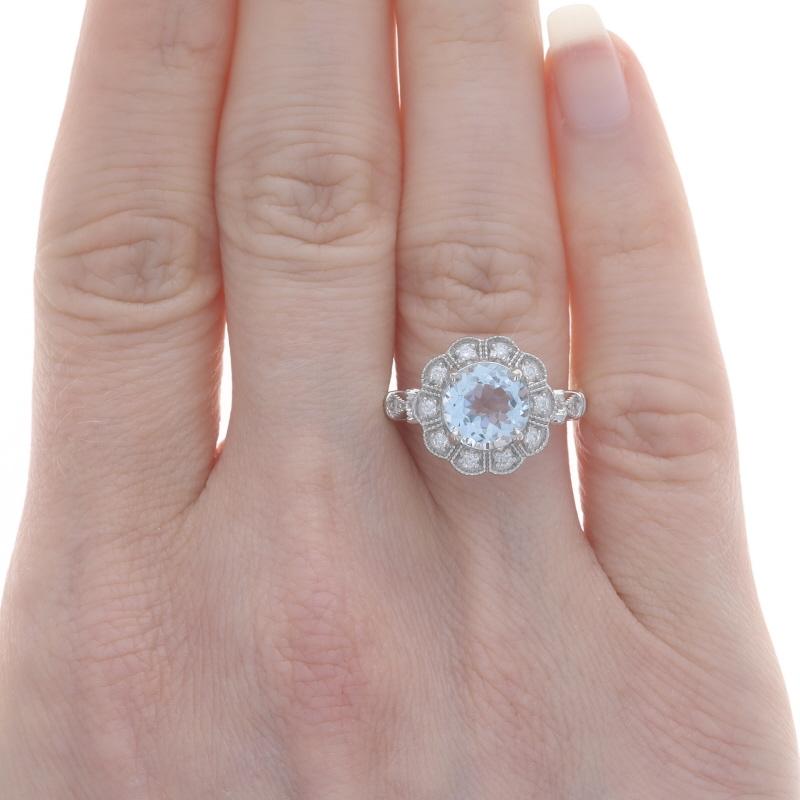 Weißgold Aquamarin-Diamant-Halo-Ring aus Weißgold - 14k runder 1,86 ctw Blumen- Milgrain (Rundschliff) im Angebot