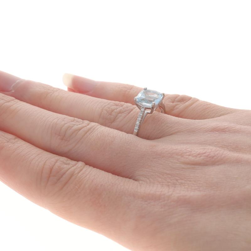 Donna Anello in oro bianco con acquamarina e diamanti - Anello di fidanzamento a cattedrale in oro bianco 14k con cuscino da 1,43 ct. in vendita