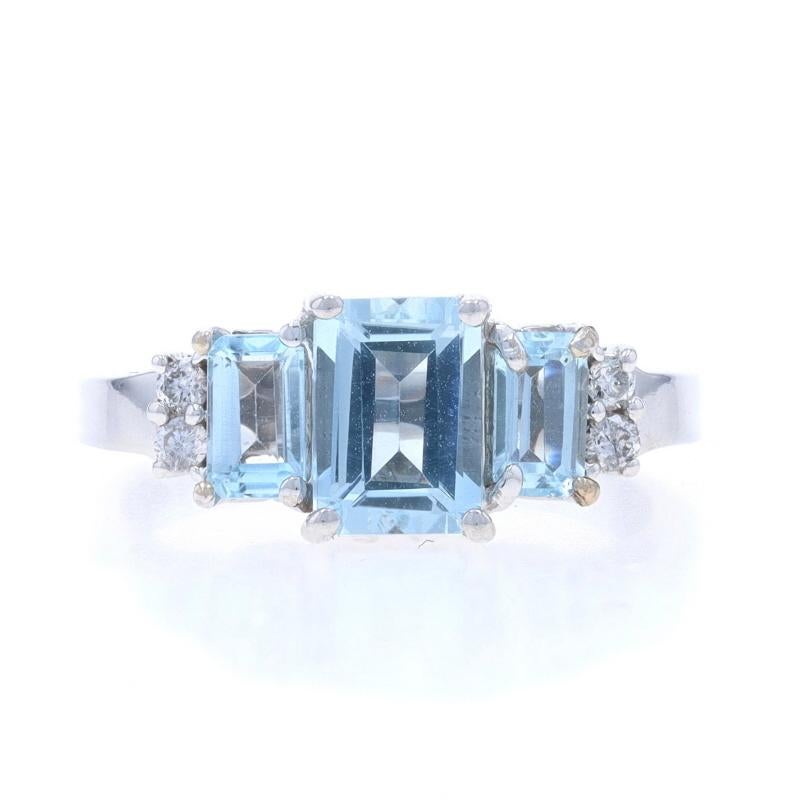 Taille : 5 1/2
Frais de taille : Up 2 1/2 tailles pour $40 ou Down 1 taille pour $40

Contenu métallique : Or blanc 14k

Informations sur les pierres

Aigue-marine naturelle
Traitement : Chauffage
Carat(s) : 1.26ct
Coupe : Émeraude
Couleur :