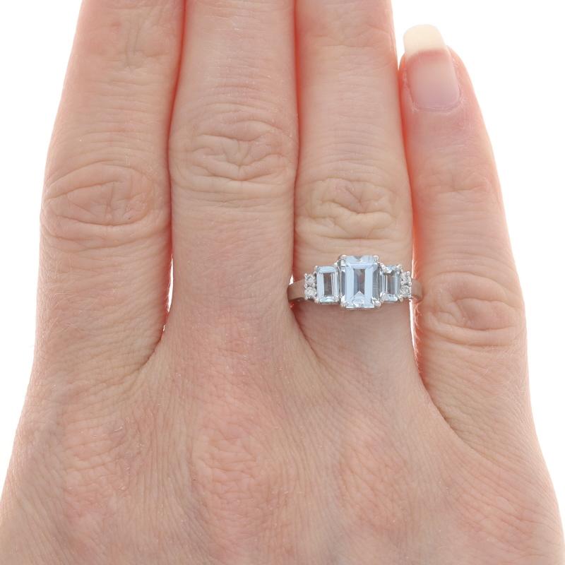Taille émeraude Bague à trois pierres aigue-marine diamantée en or blanc 14 carats taille émeraude 1,36 carat en vente