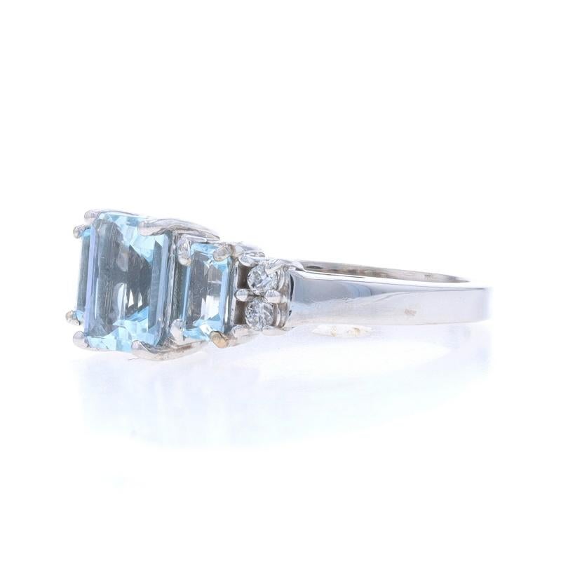 Bague à trois pierres aigue-marine diamantée en or blanc 14 carats taille émeraude 1,36 carat Excellent état - En vente à Greensboro, NC